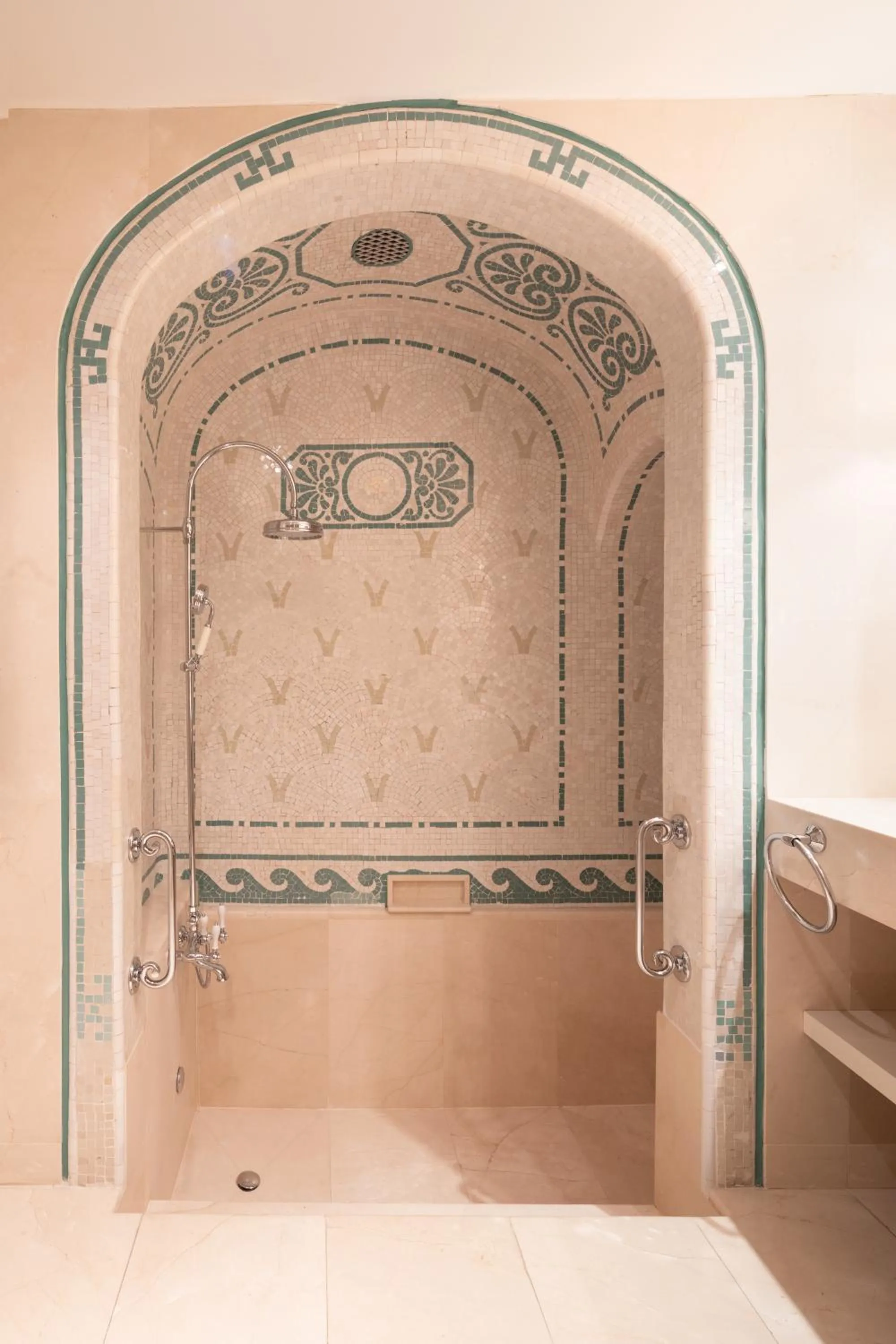 Shower in Hotel El Palace Barcelona