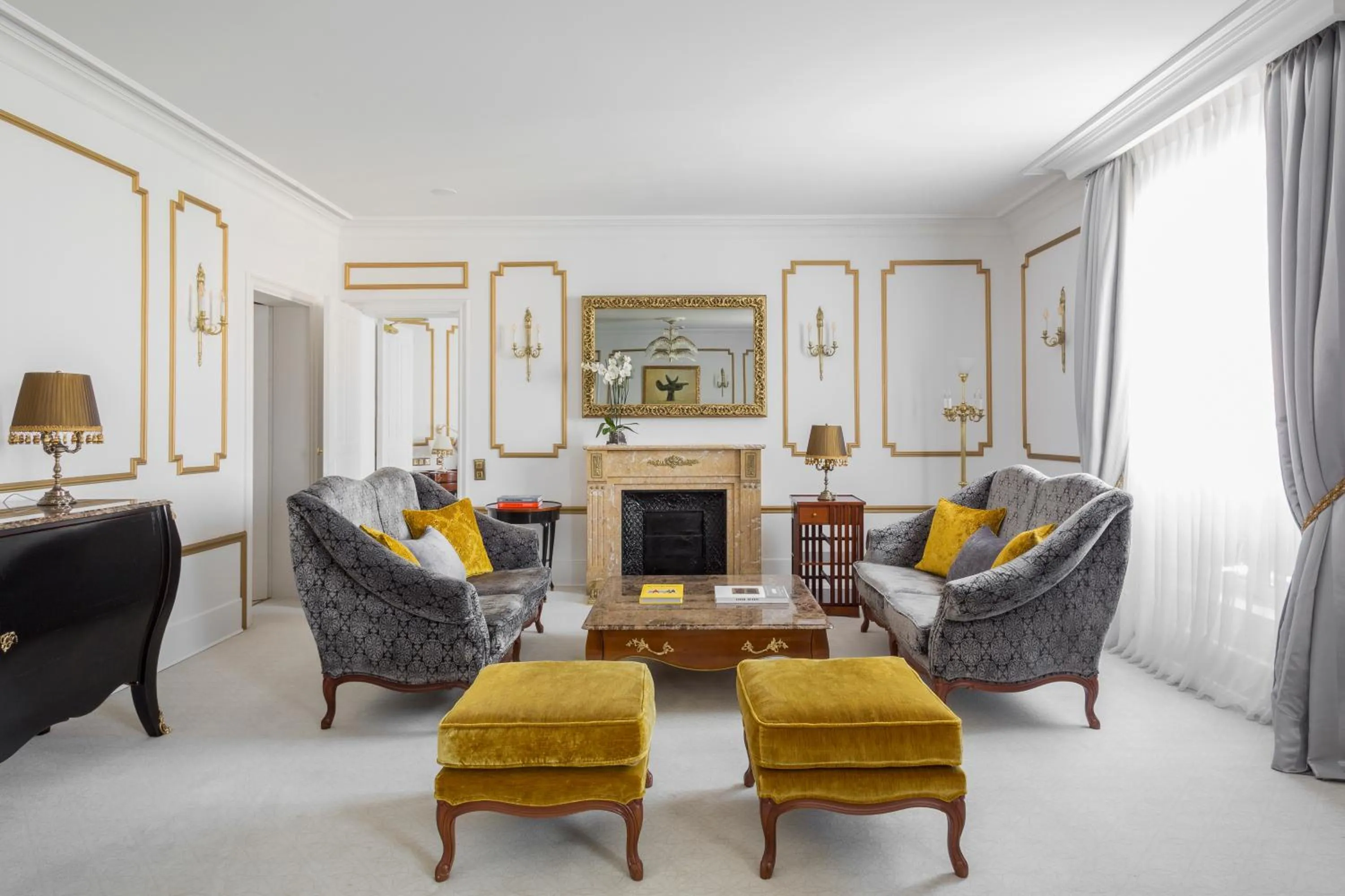 Photo of the whole room in Hotel El Palace Barcelona