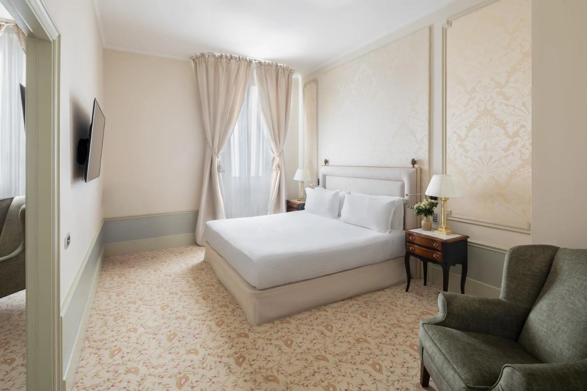 Photo of the whole room, Bed in Hotel El Palace Barcelona