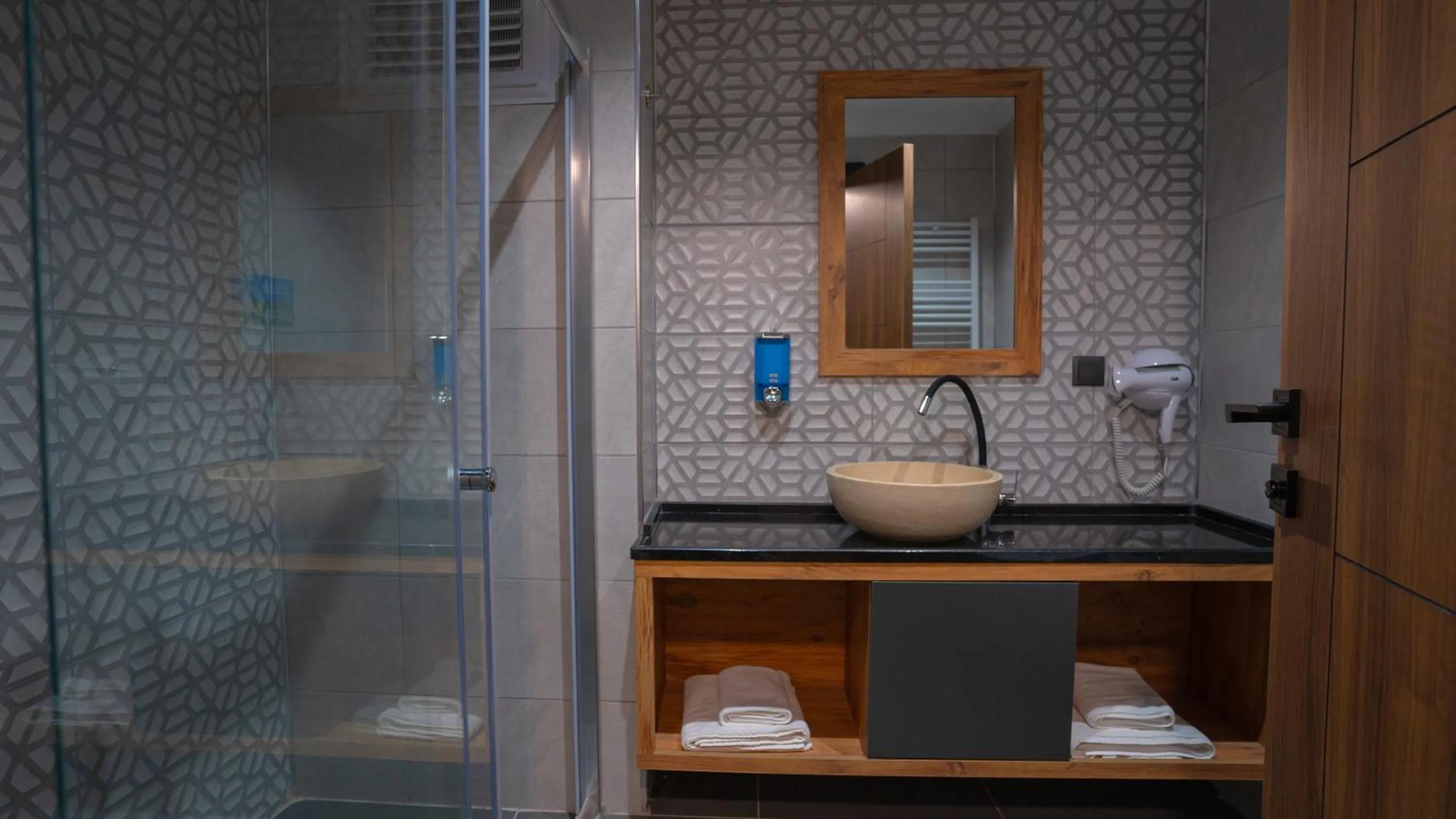 Shower in PAZARCIK MOUNTAIN HOTEL