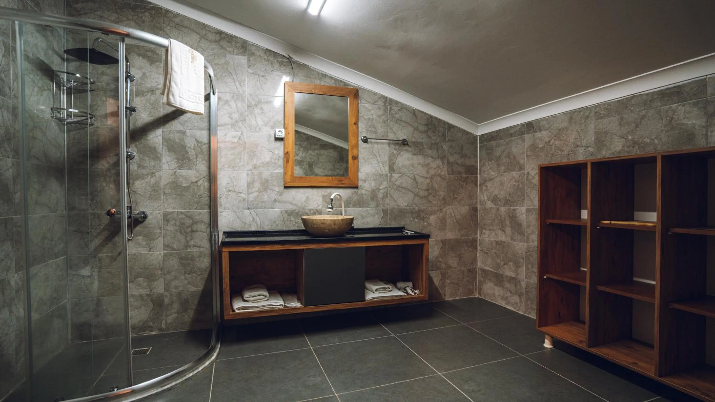 Shower in PAZARCIK MOUNTAIN HOTEL