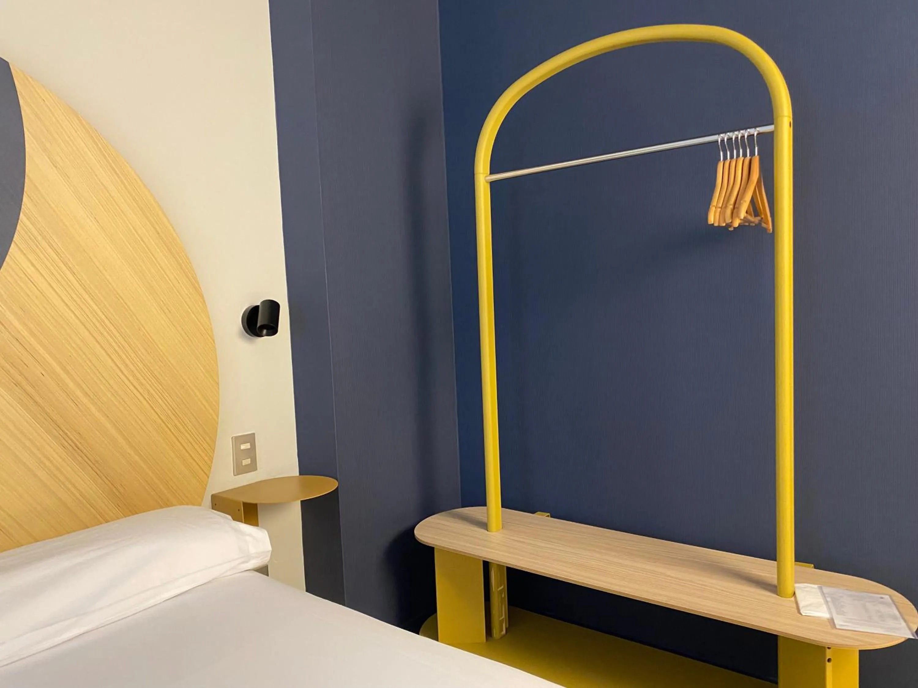 Decorative detail, Bed in Onix Fira