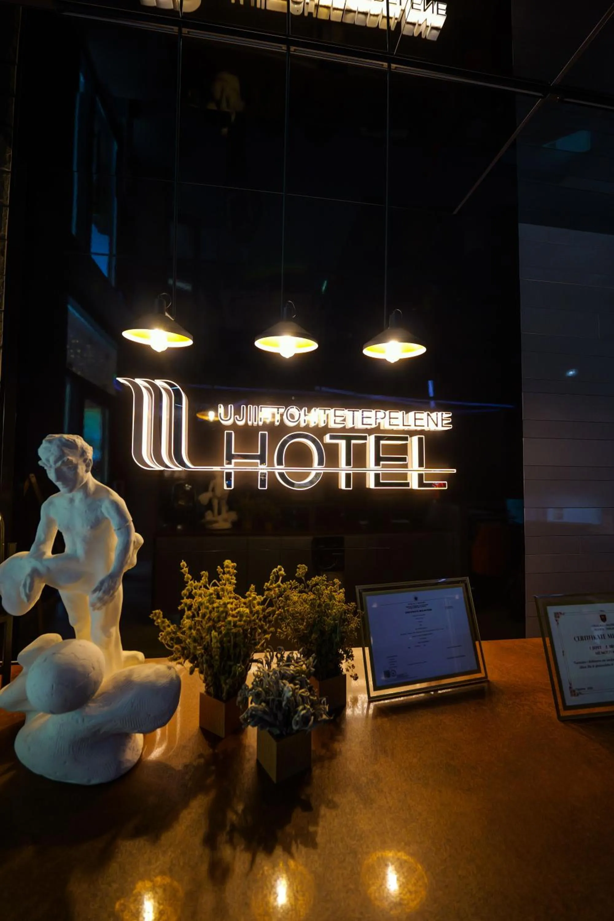 Text overlay in Hotel Uji Ftohte Tepelene