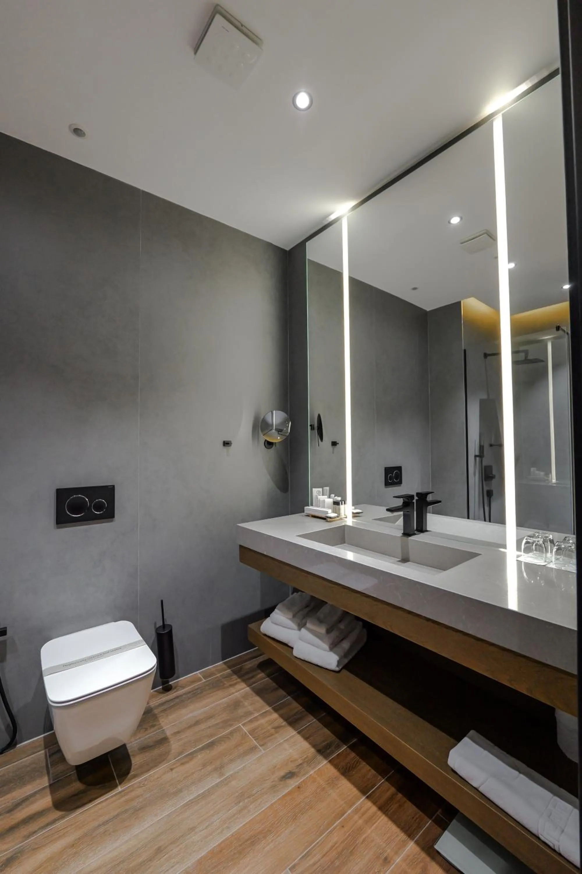 Shower in Hotel Uji Ftohte Tepelene