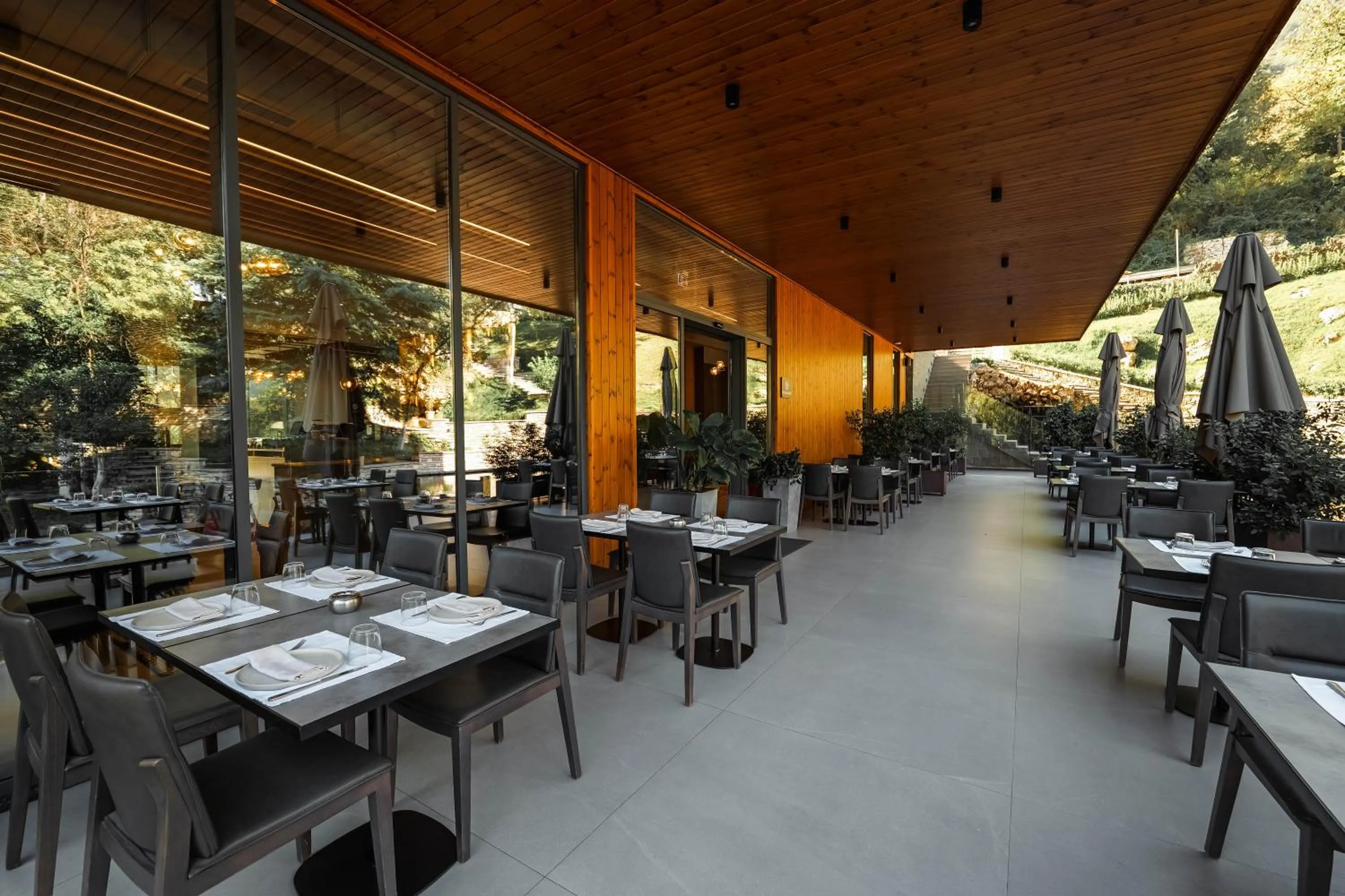 Restaurant/places to eat in Hotel Uji Ftohte Tepelene