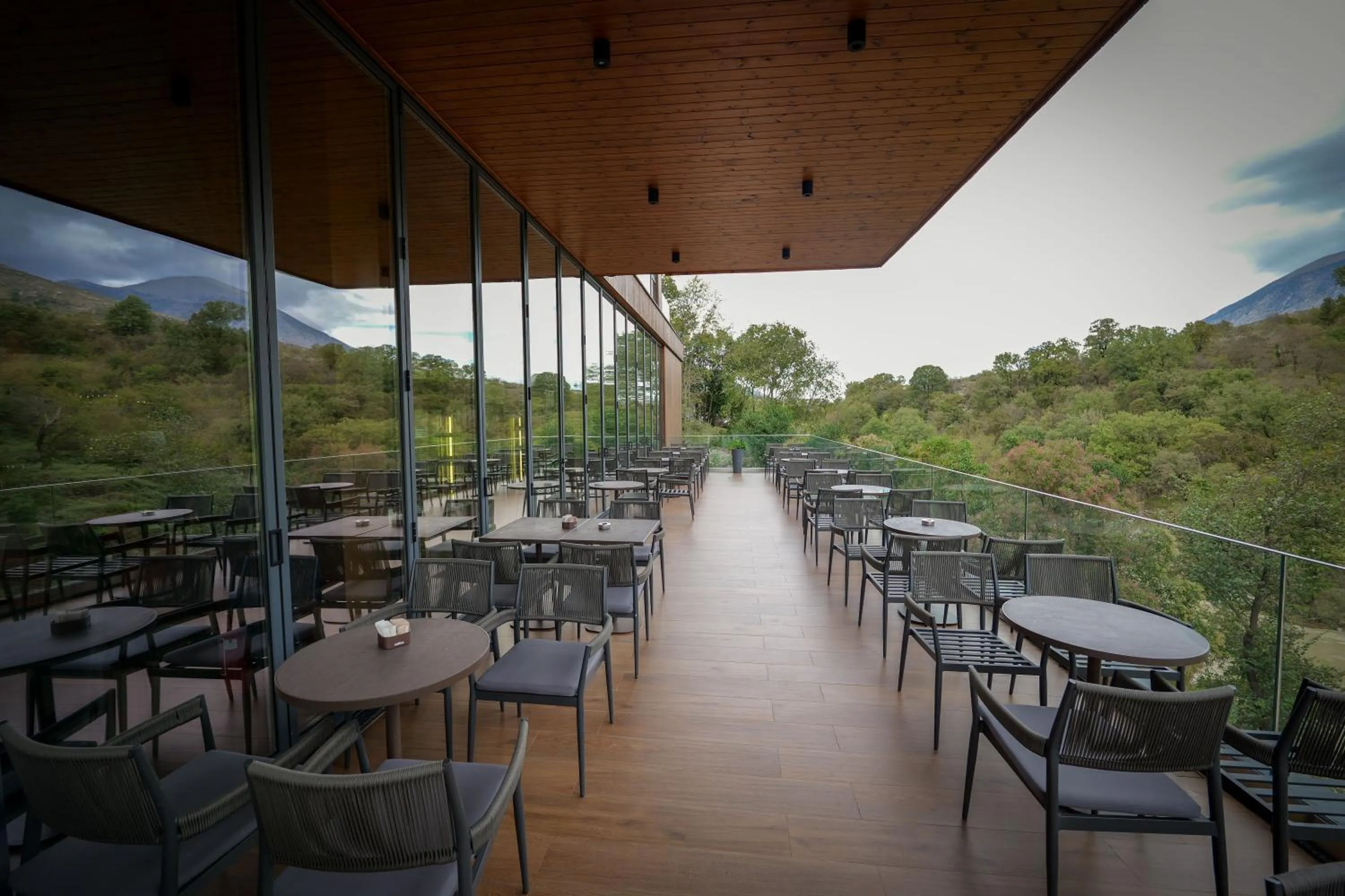 Restaurant/places to eat in Hotel Uji Ftohte Tepelene