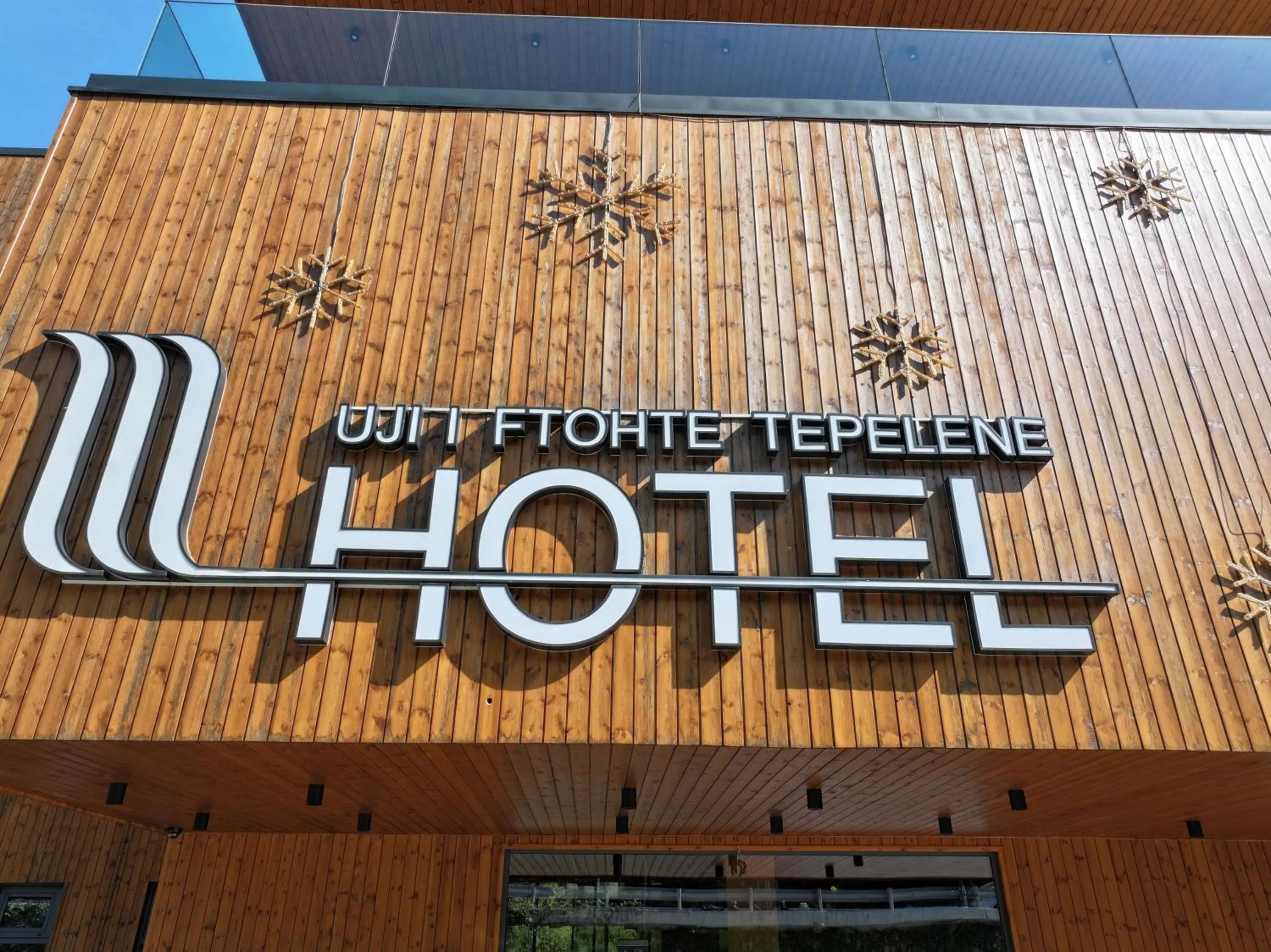 Property building in Hotel Uji Ftohte Tepelene