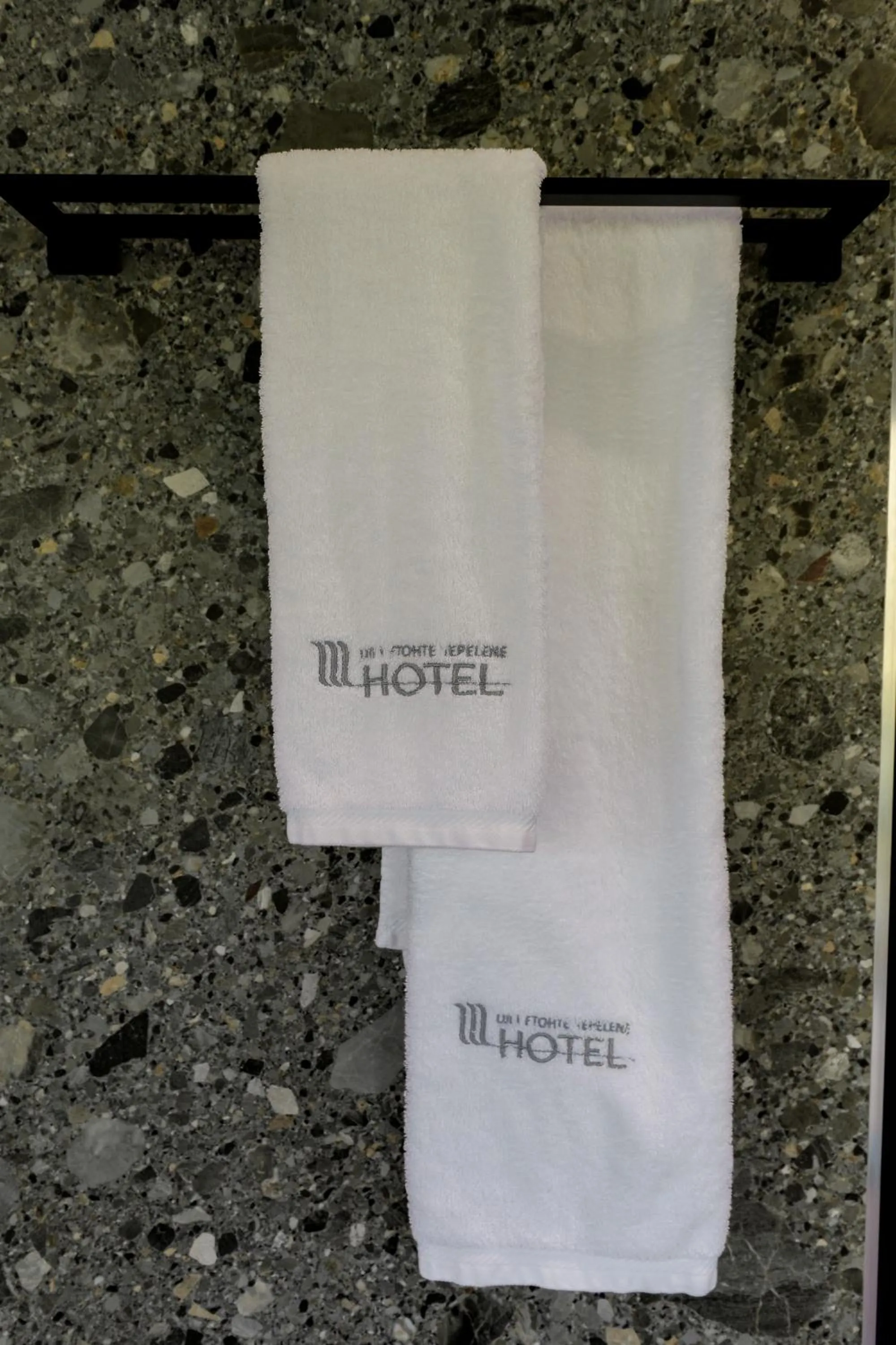 Text overlay in Hotel Uji Ftohte Tepelene