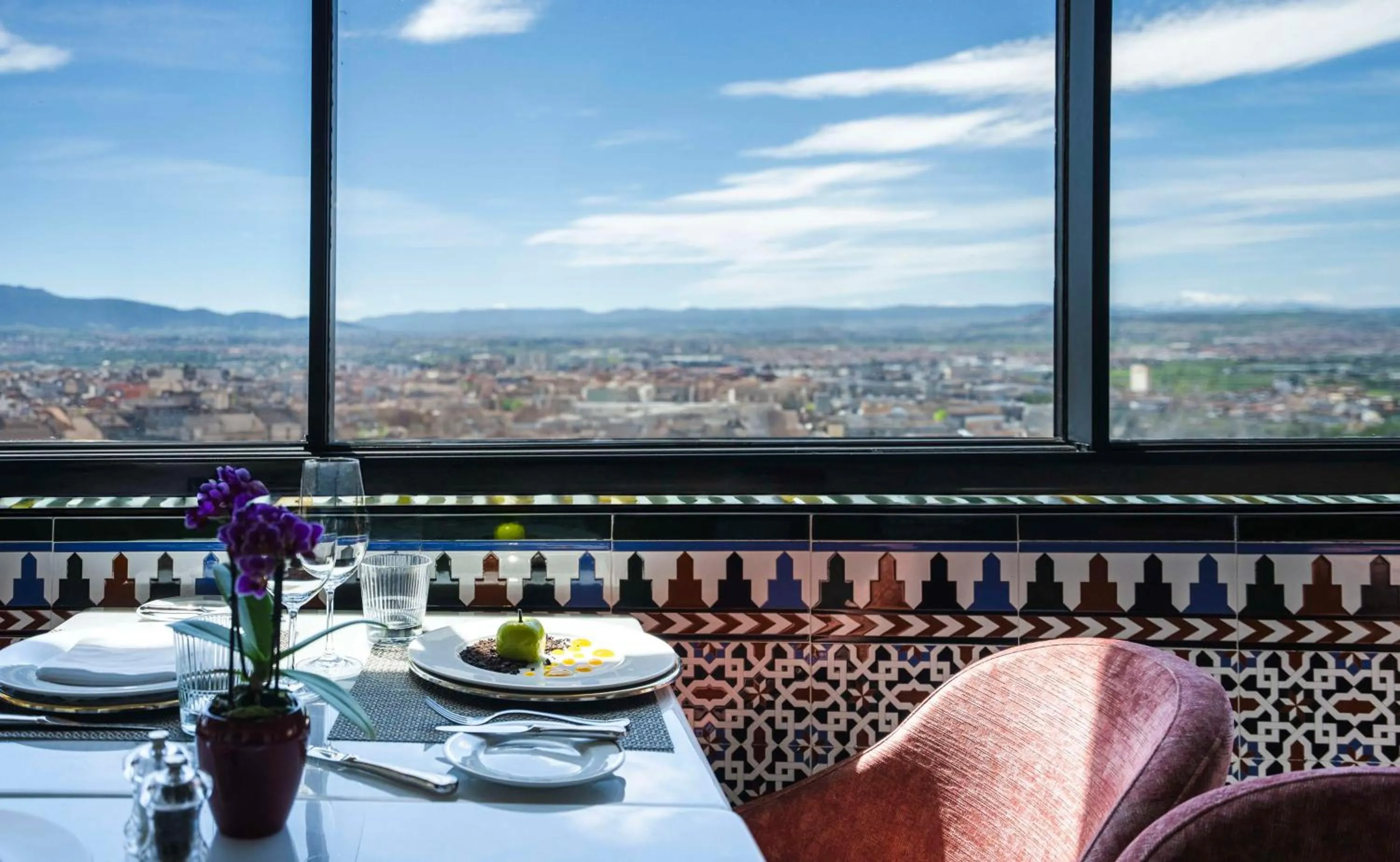 Restaurant/places to eat in Alhambra Palace Hotel