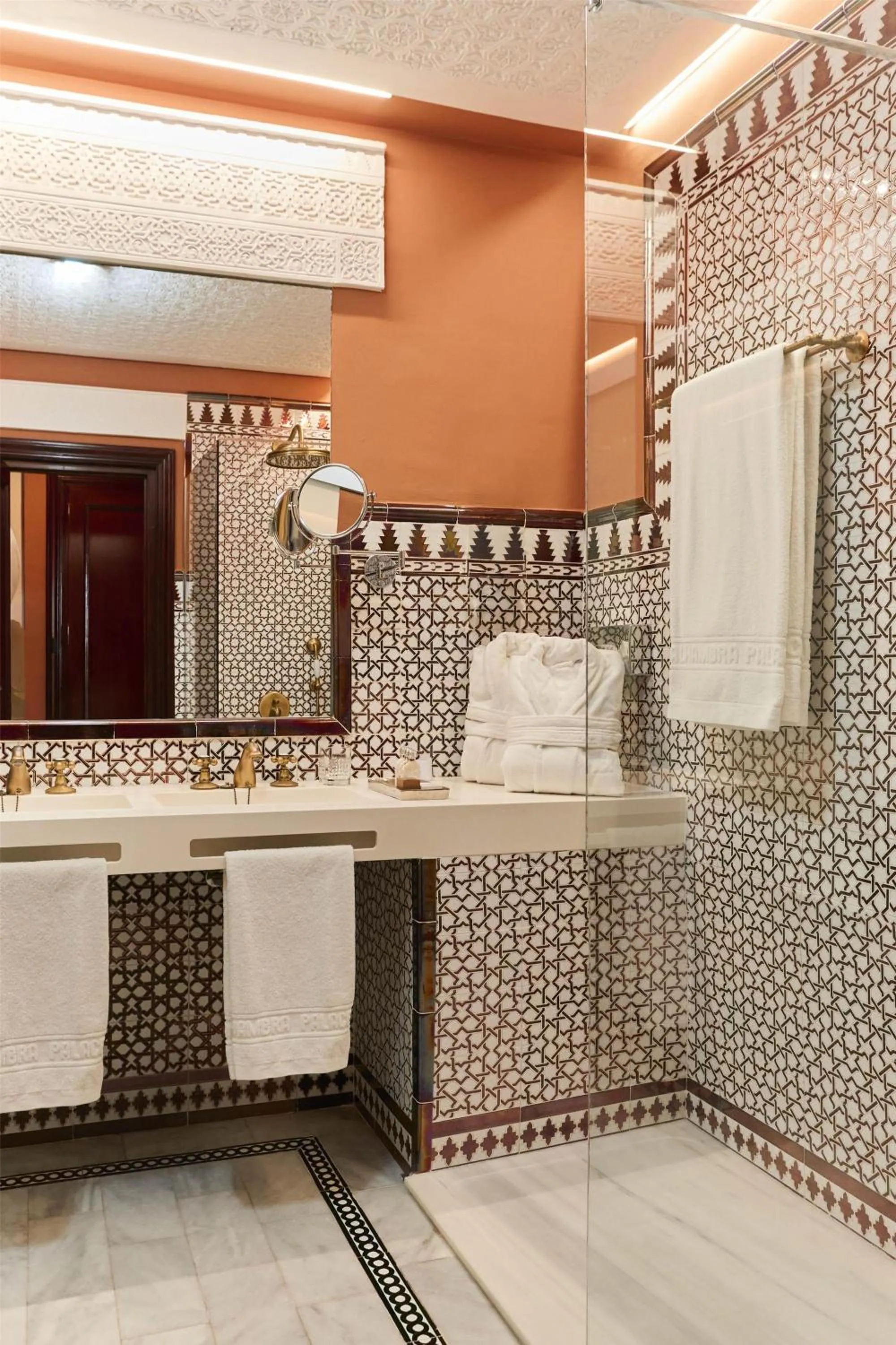 Bathroom in Alhambra Palace Hotel