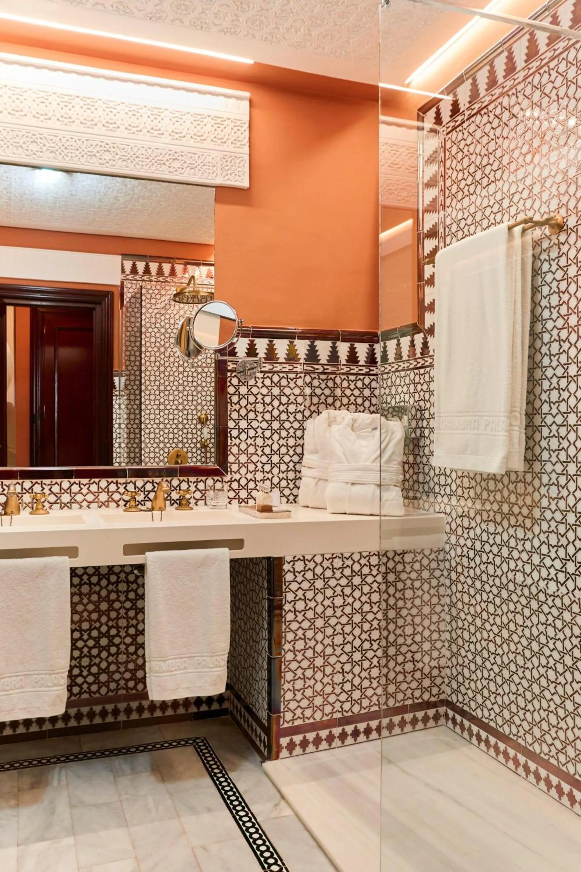 Bathroom in Alhambra Palace Hotel