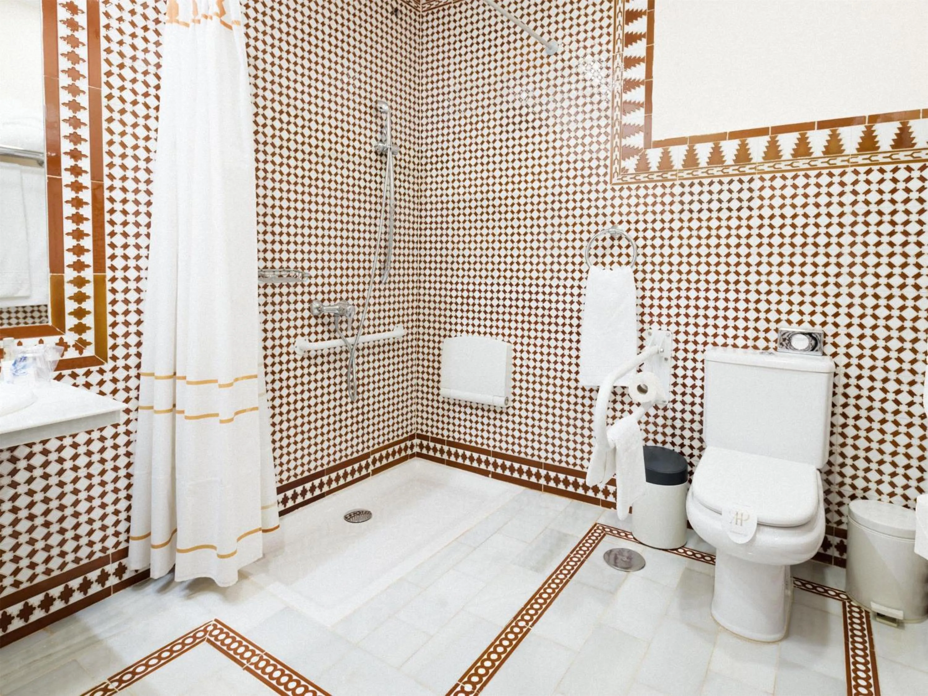 Bathroom in Alhambra Palace Hotel