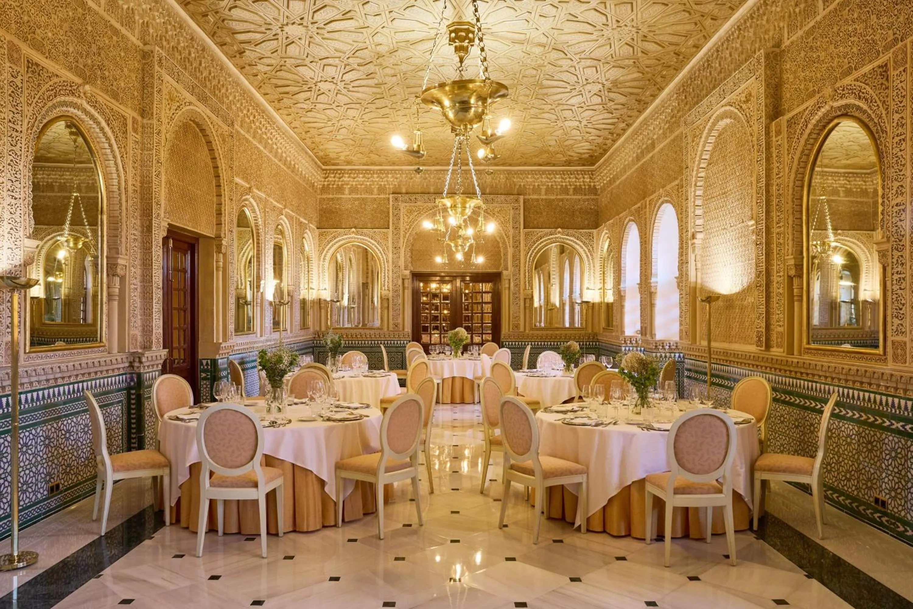 Lounge or bar in Alhambra Palace Hotel