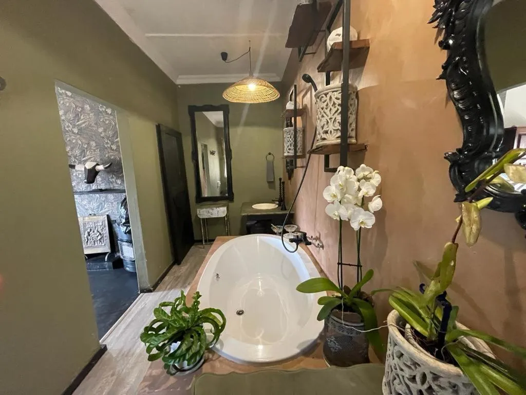 Bathroom in A Bird Cage Stay & Cottage