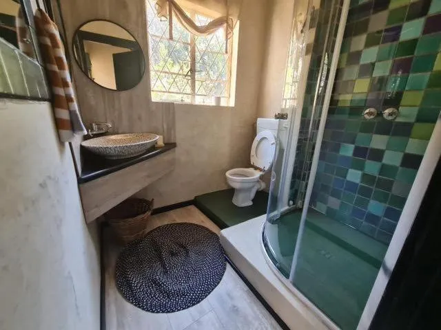 Shower in A Bird Cage Stay & Cottage