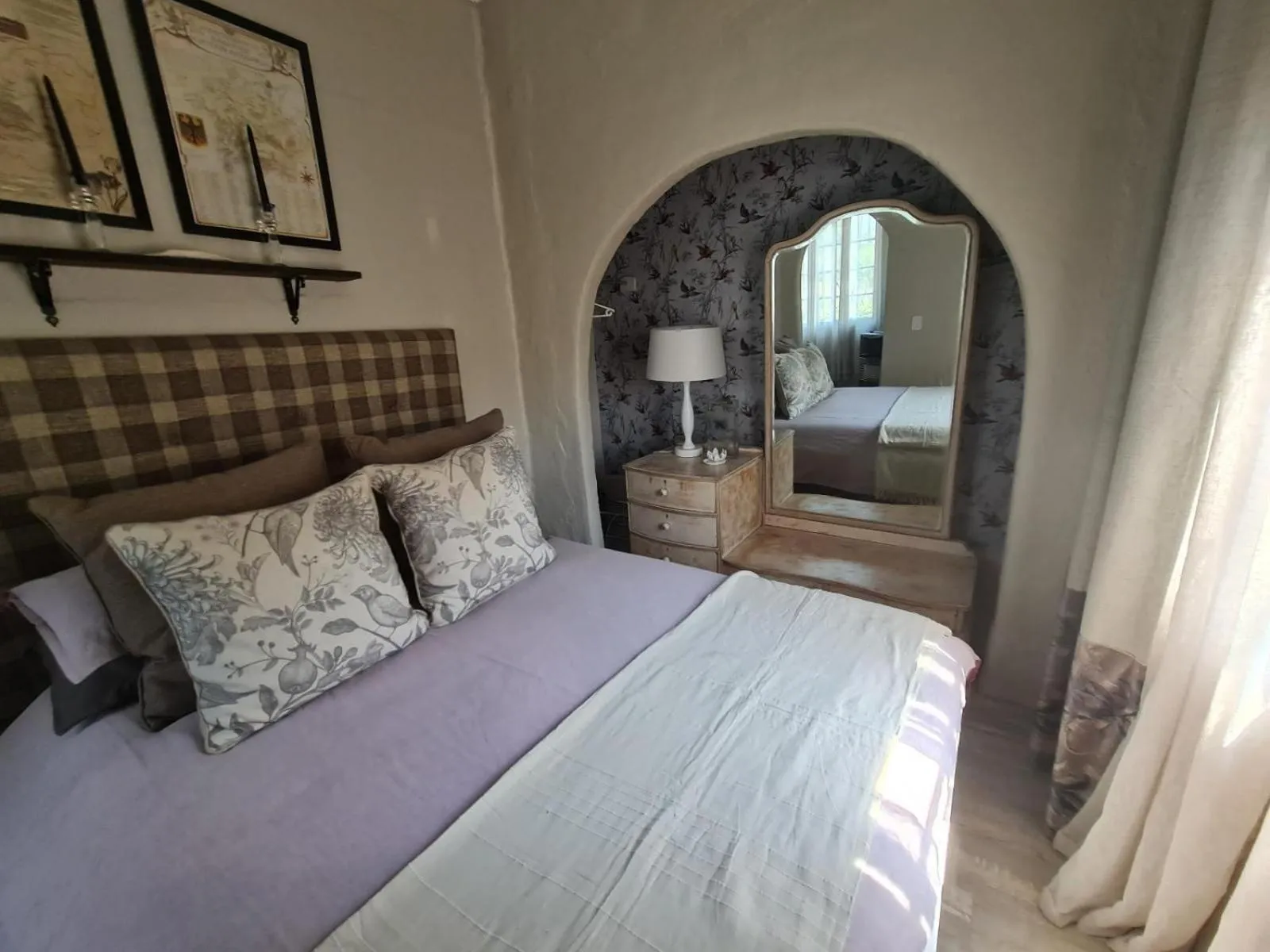 Bed in A Bird Cage Stay & Cottage