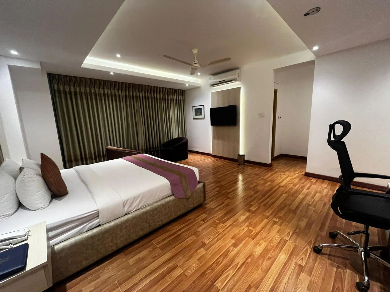 Bed in Royal Raj Hotel