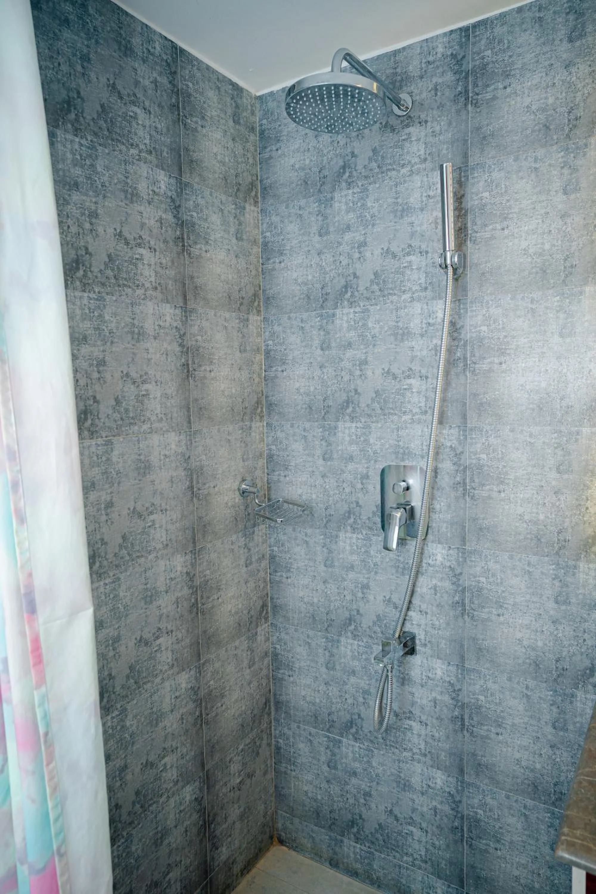 Shower in Royal Raj Hotel