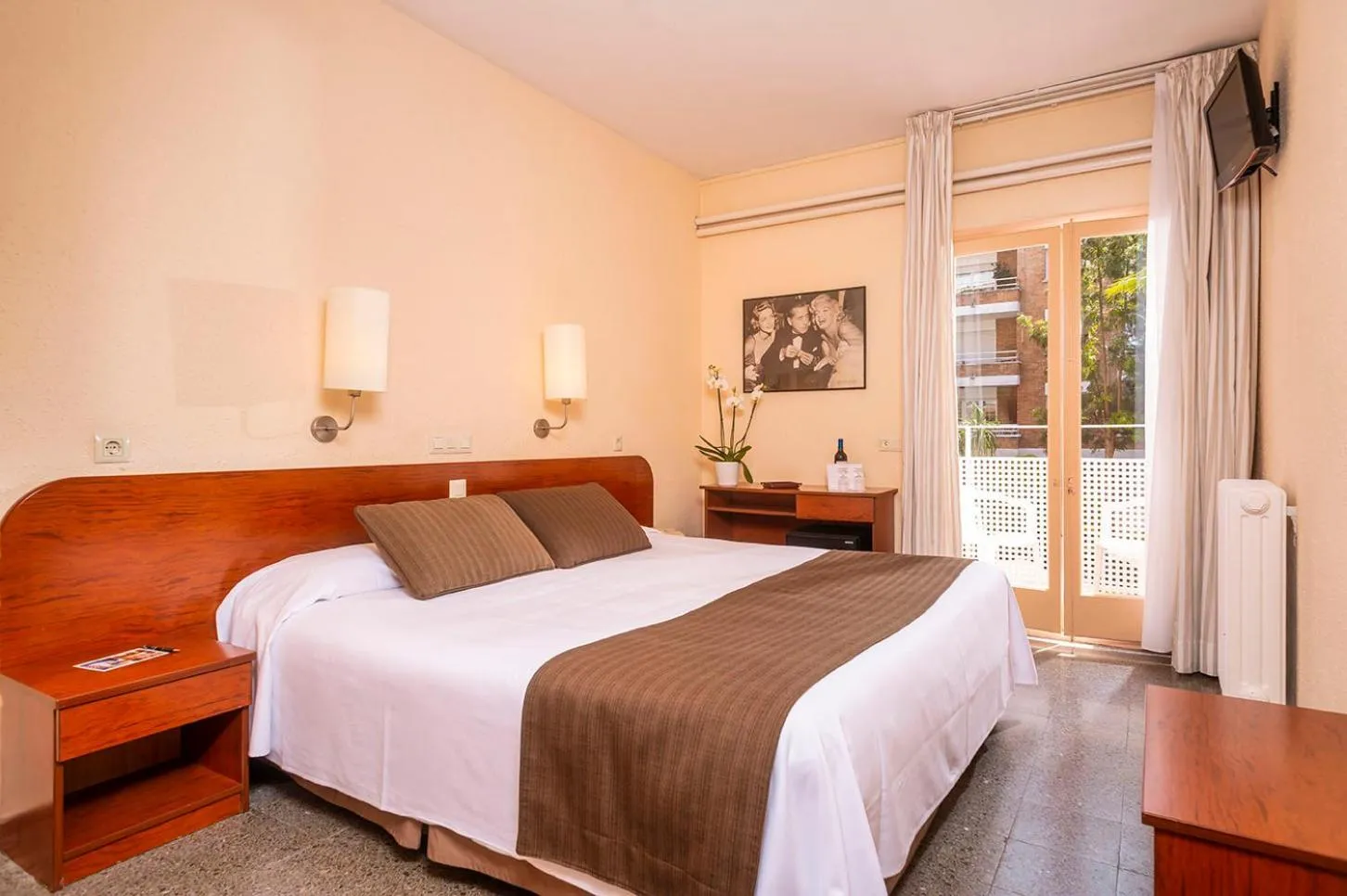 Photo of the whole room, Bed in Hotel Guitart Rosa - Adults Only