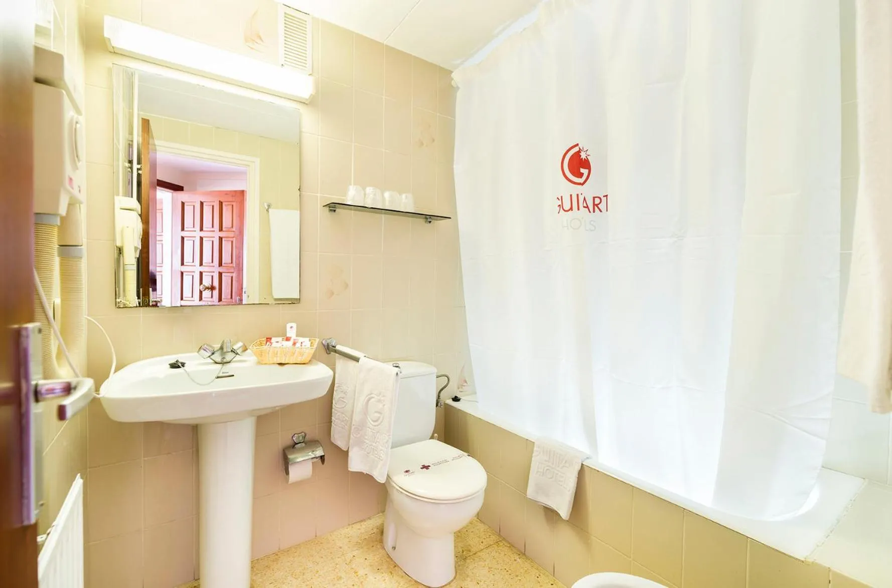 Bathroom in Apartamentos Guitart