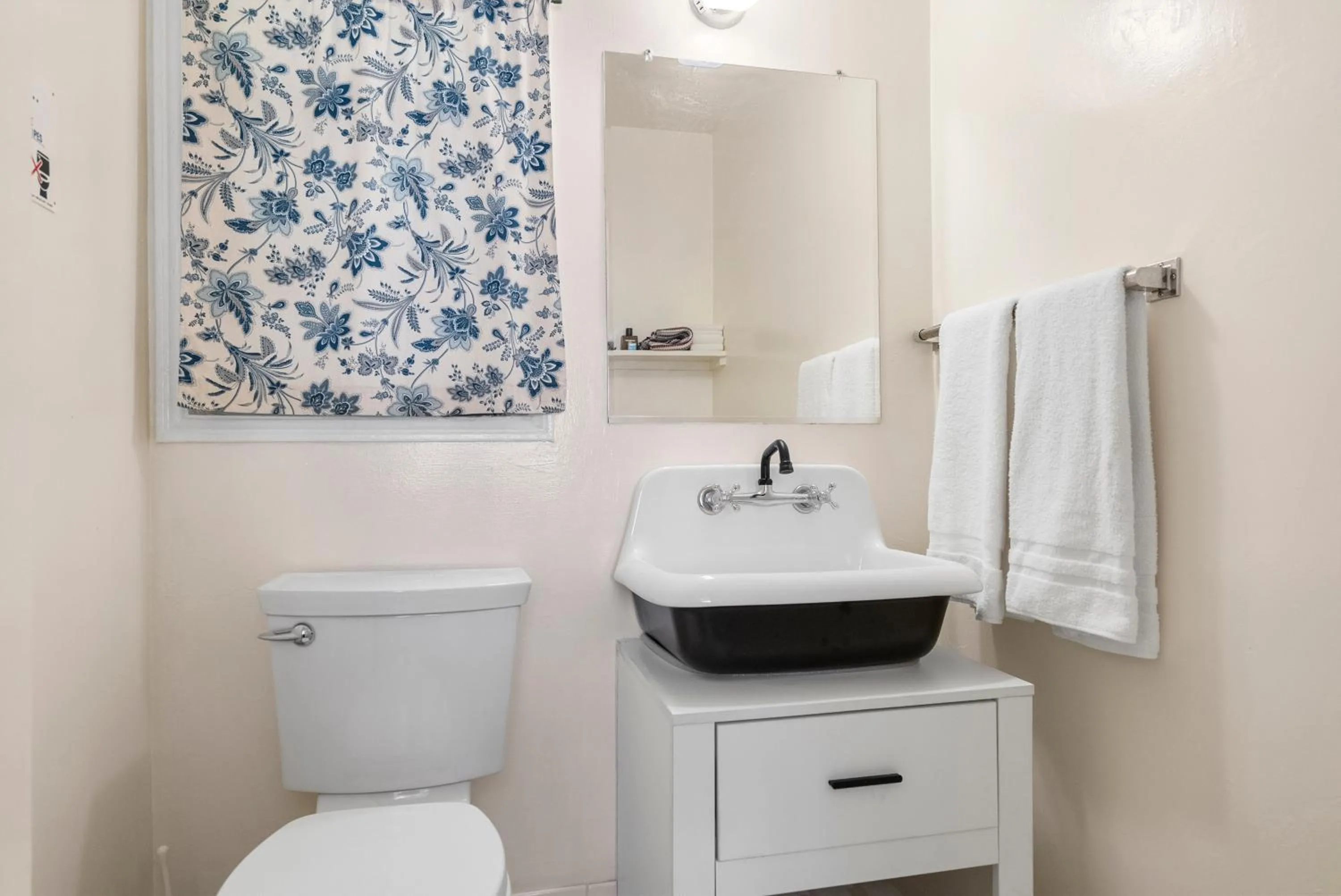 Bathroom in THE NEW STAR MOTEL - 1950s Extended-Stay Lodging and Retreat Center