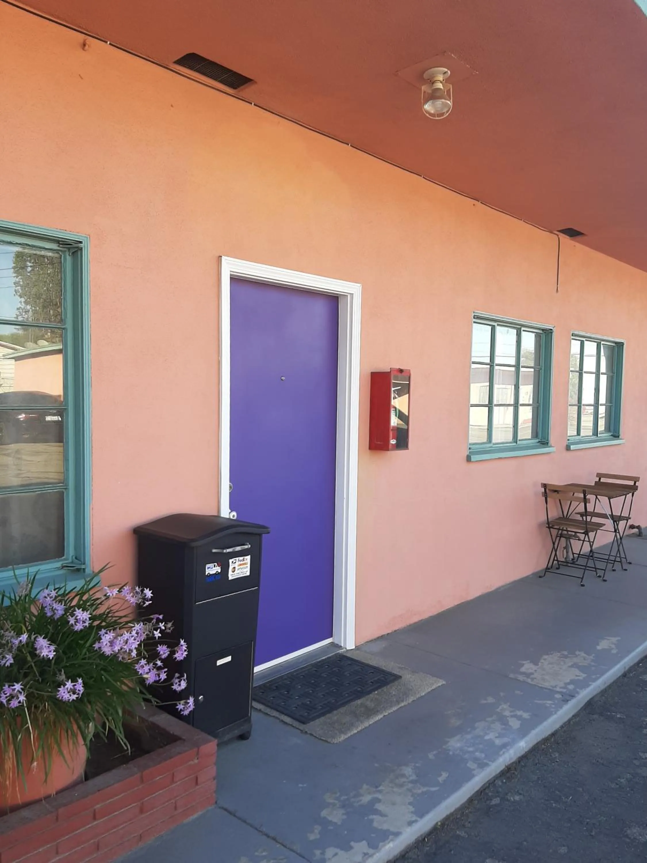 Property building in THE NEW STAR MOTEL - 1950s Extended-Stay Lodging and Retreat Center