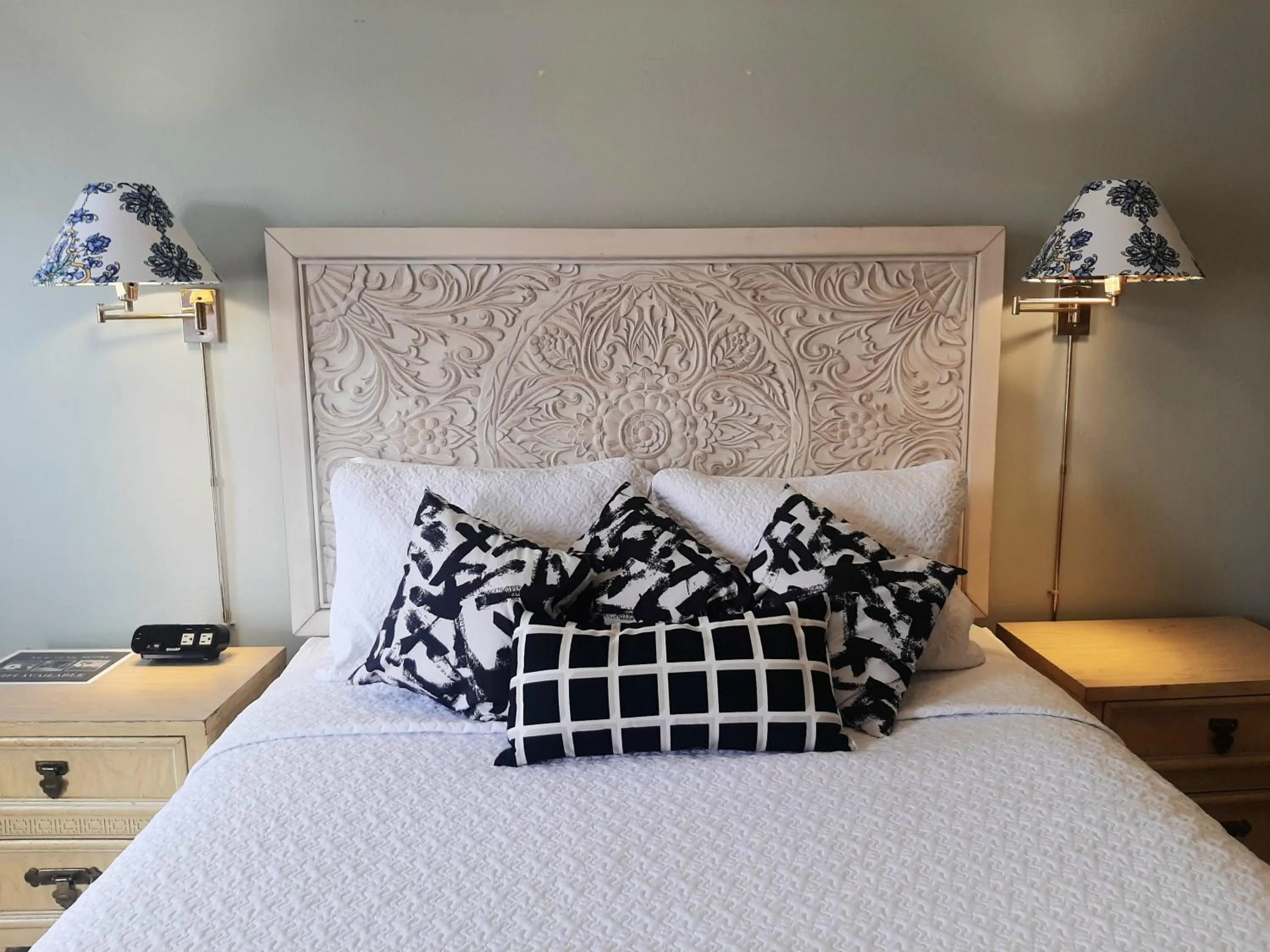 Photo of the whole room, Bed in THE NEW STAR MOTEL - 1950s Extended-Stay Lodging and Retreat Center