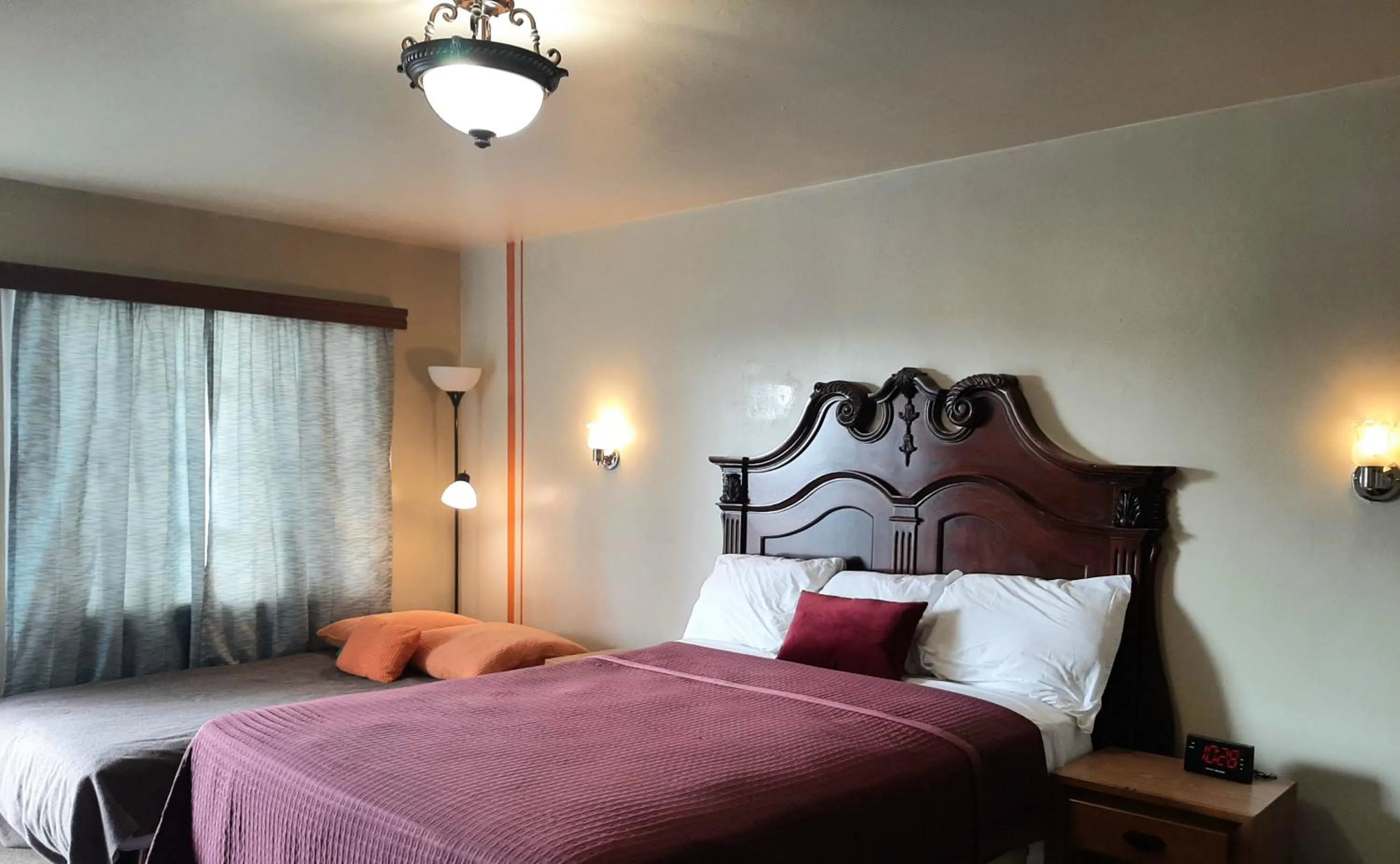 Photo of the whole room, Bed in THE NEW STAR MOTEL - 1950s Extended-Stay Lodging and Retreat Center