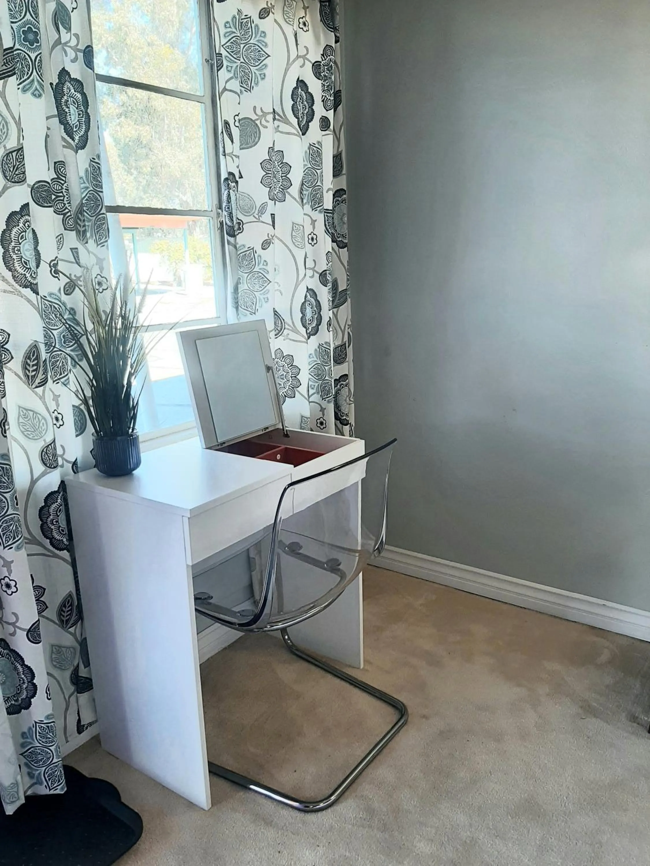 hair dresser in THE NEW STAR MOTEL - 1950s Extended-Stay Lodging and Retreat Center