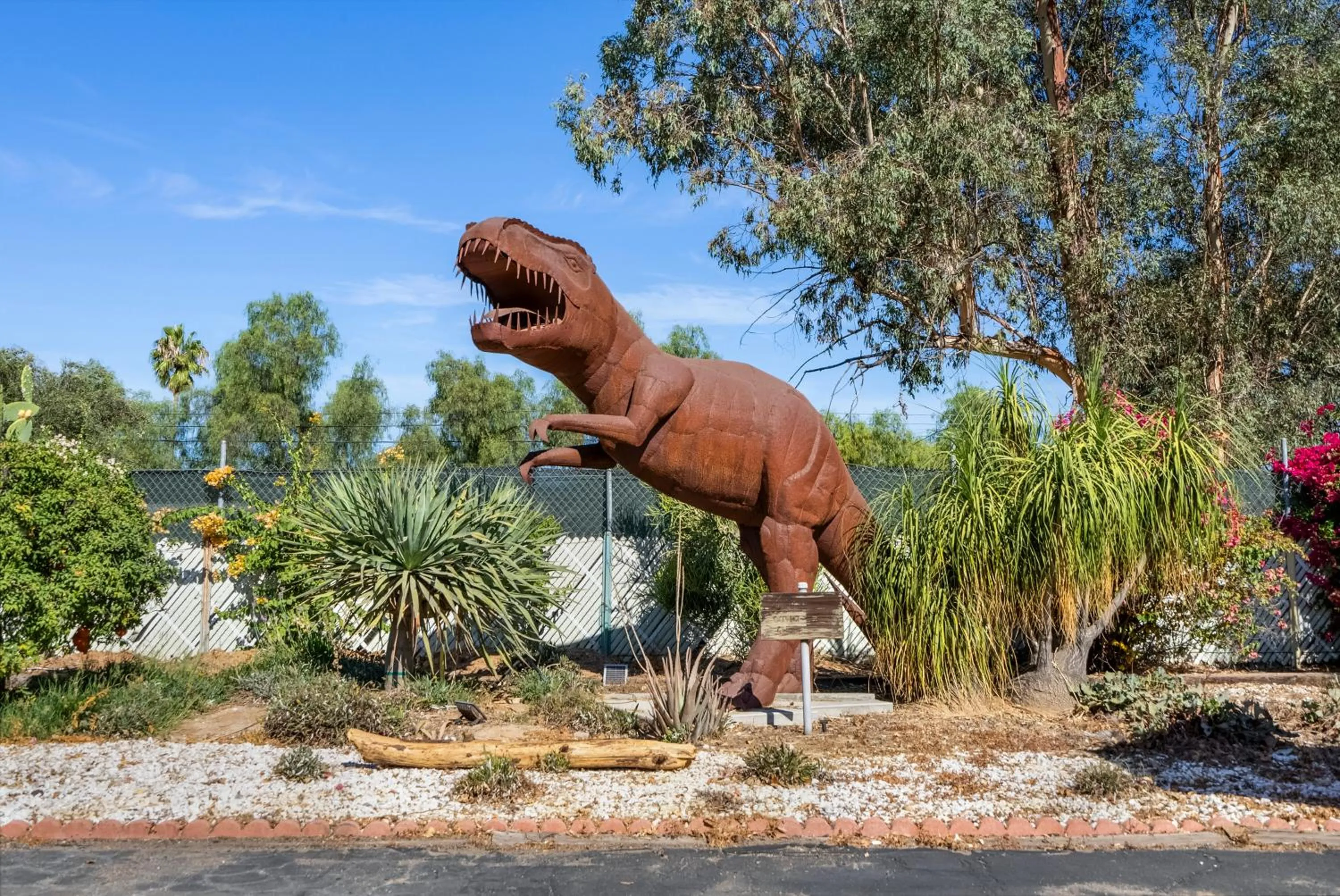 BBQ facilities in THE NEW STAR MOTEL - 1950s Extended-Stay Lodging and Retreat Center