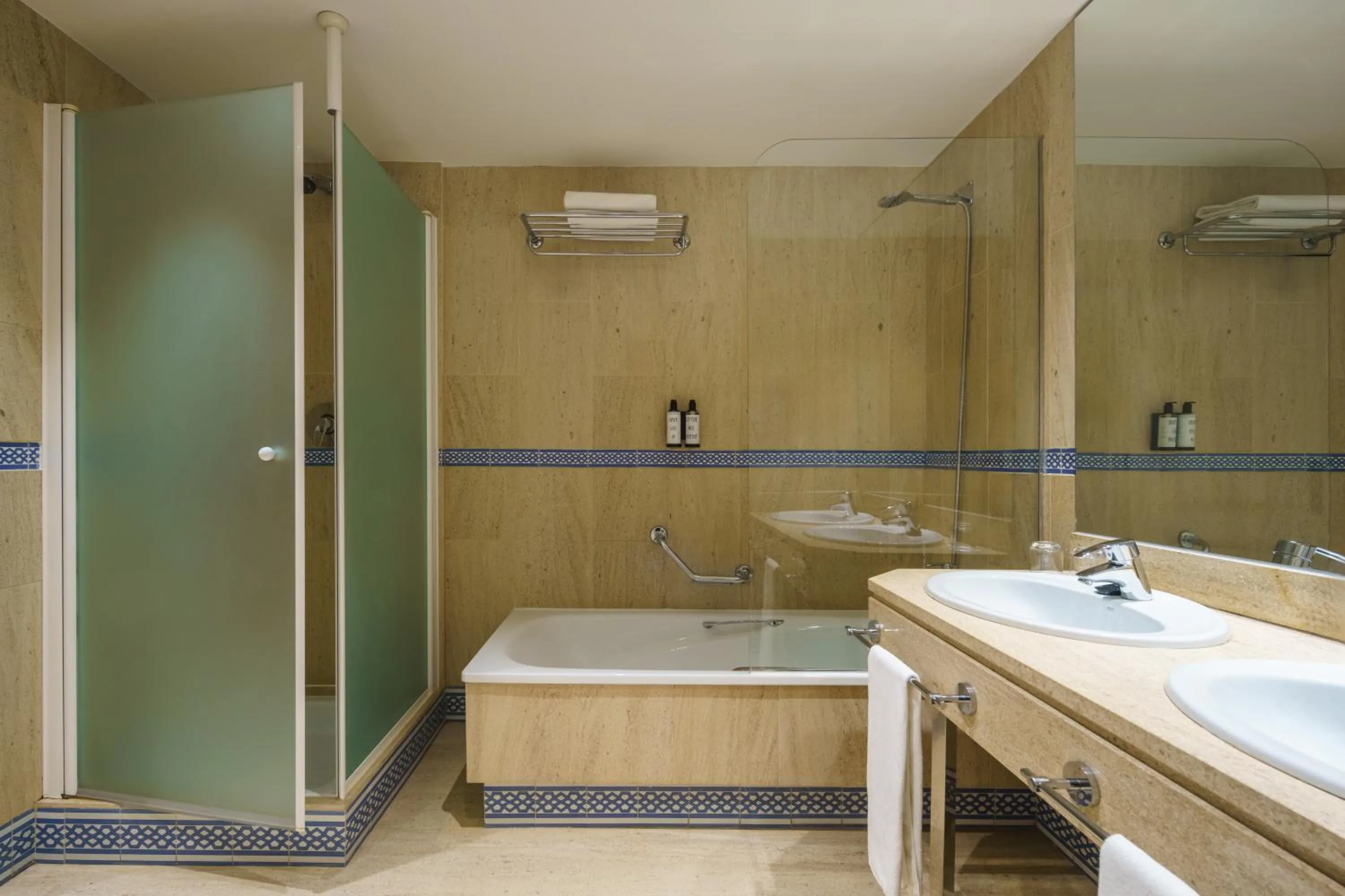 Bathroom in Crisol Jardines de Córdoba