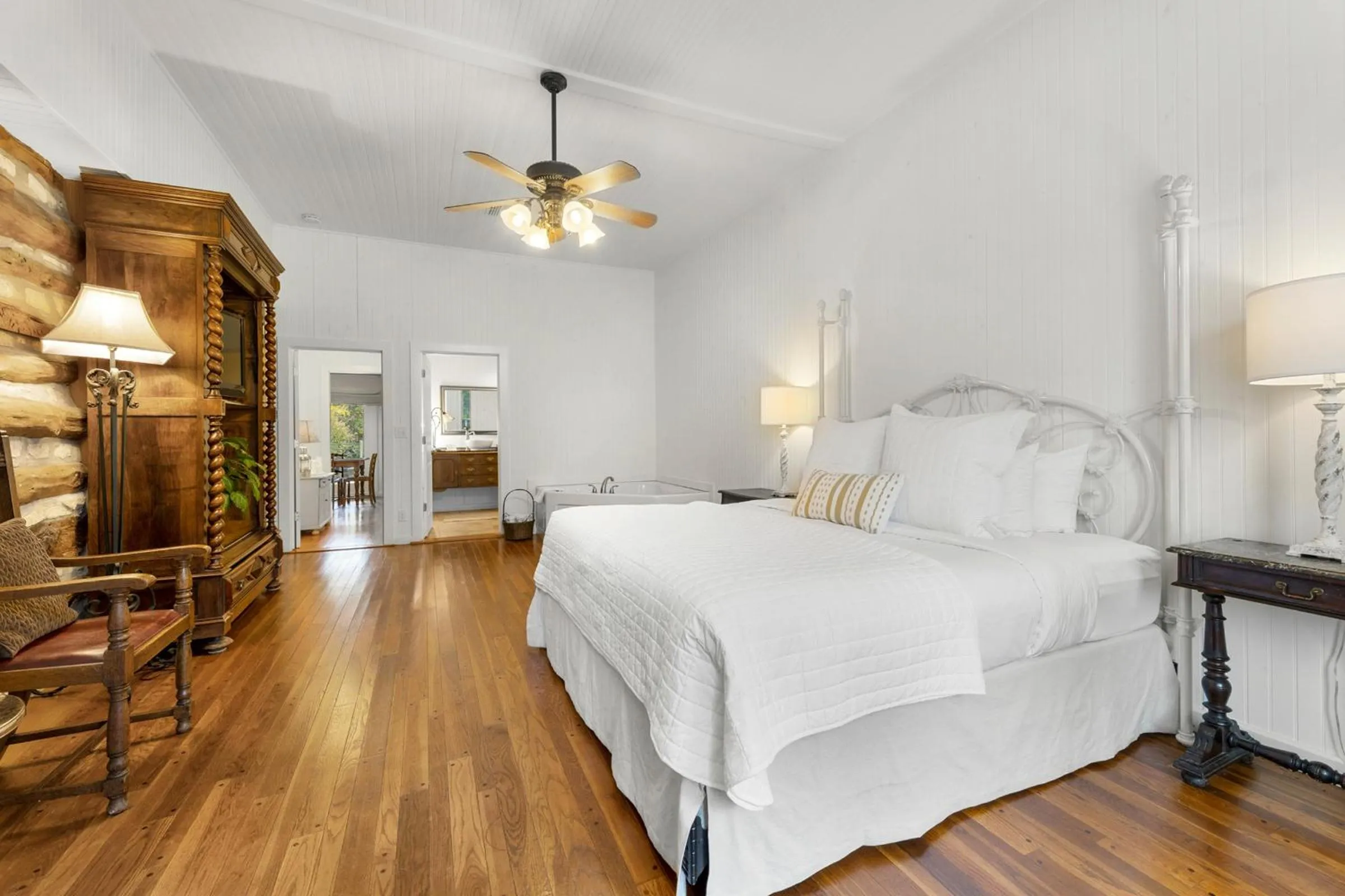 Bed in The Meyer Hotel