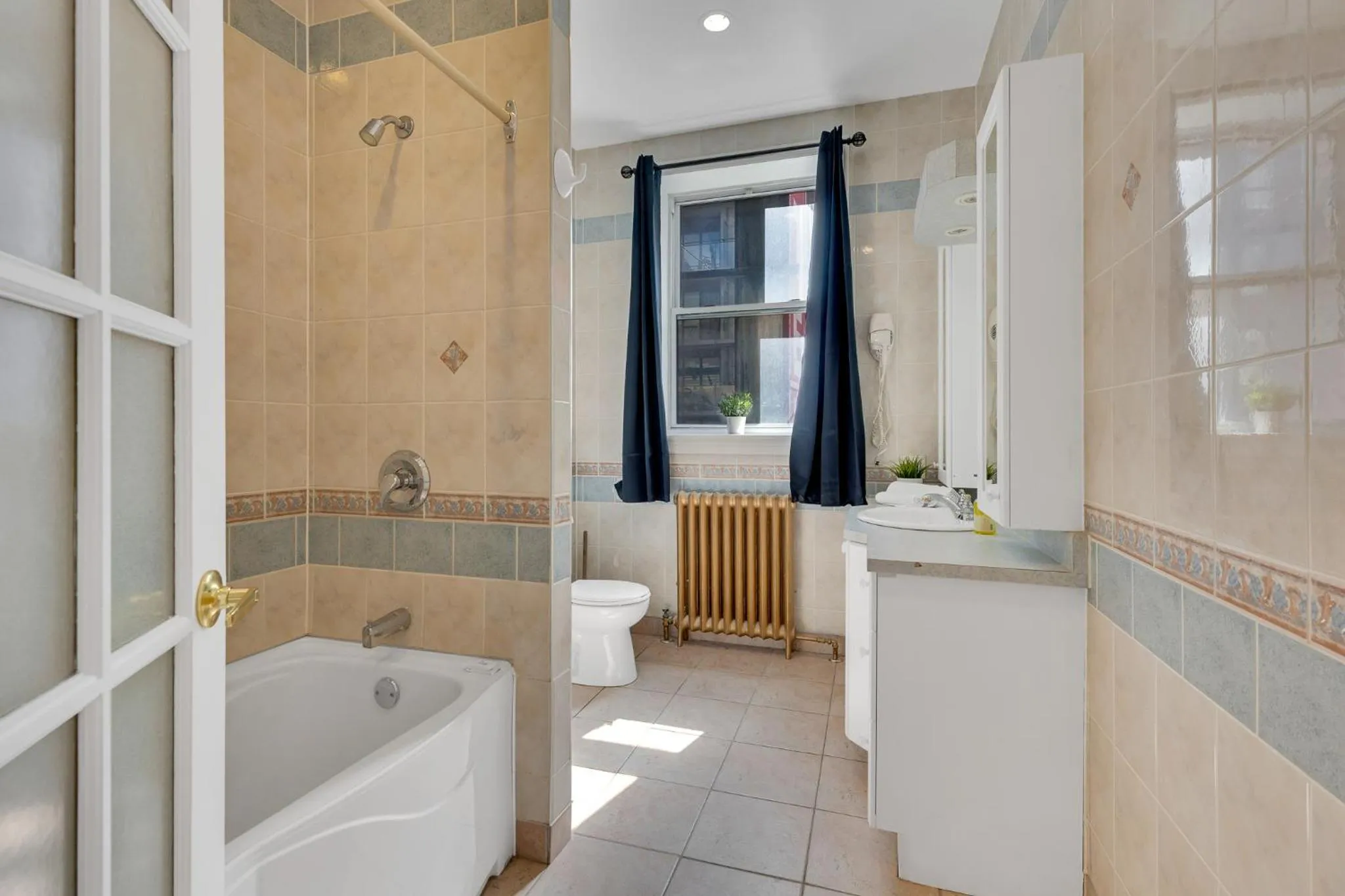 Bathroom in Le Sand & Stone Hotel