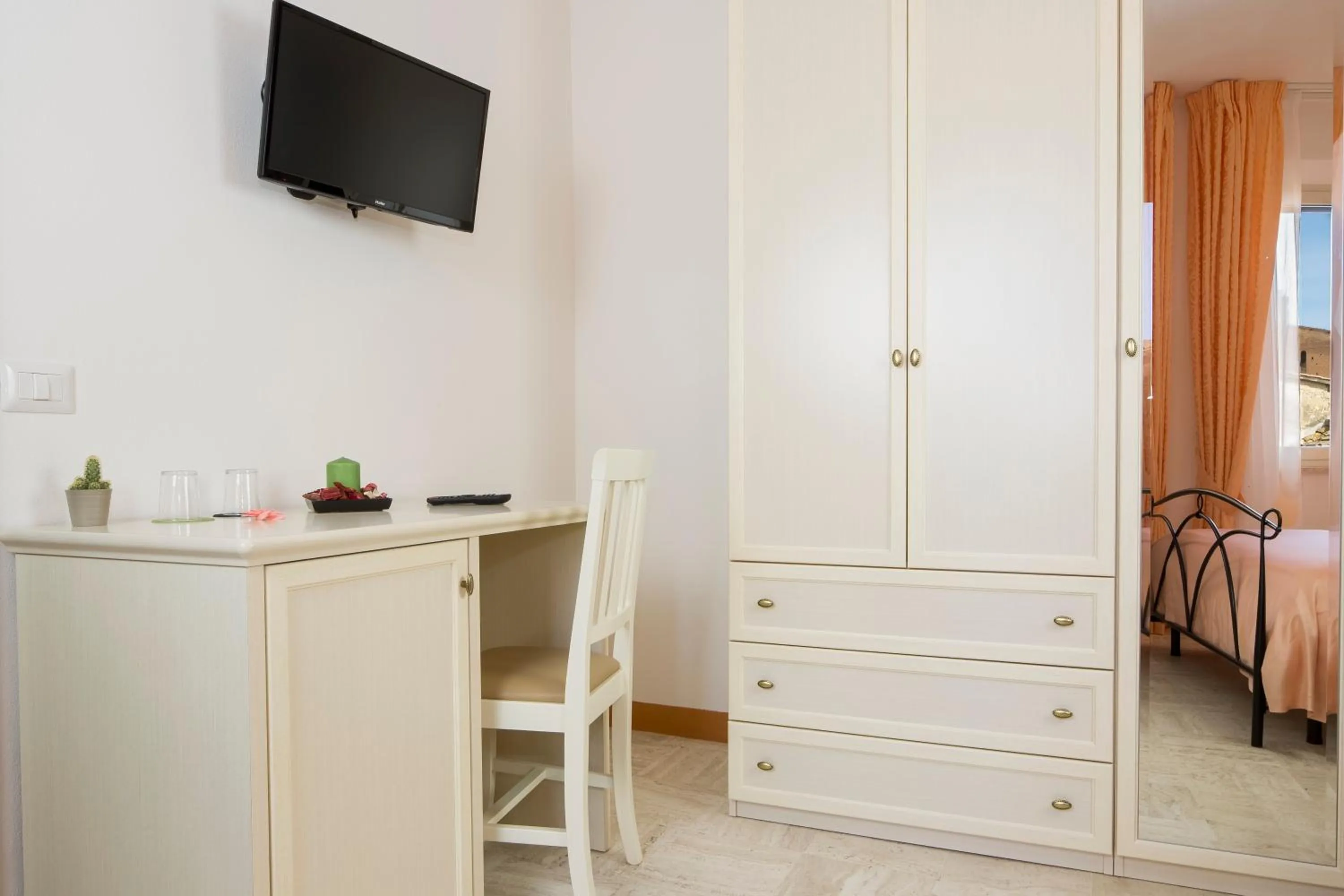 Decorative detail, Bed in B&B I Tetti di Siena