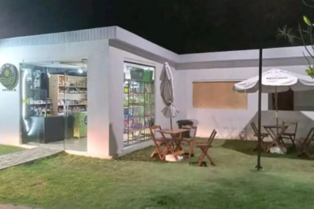 On-site shops in Palm Village Acqua