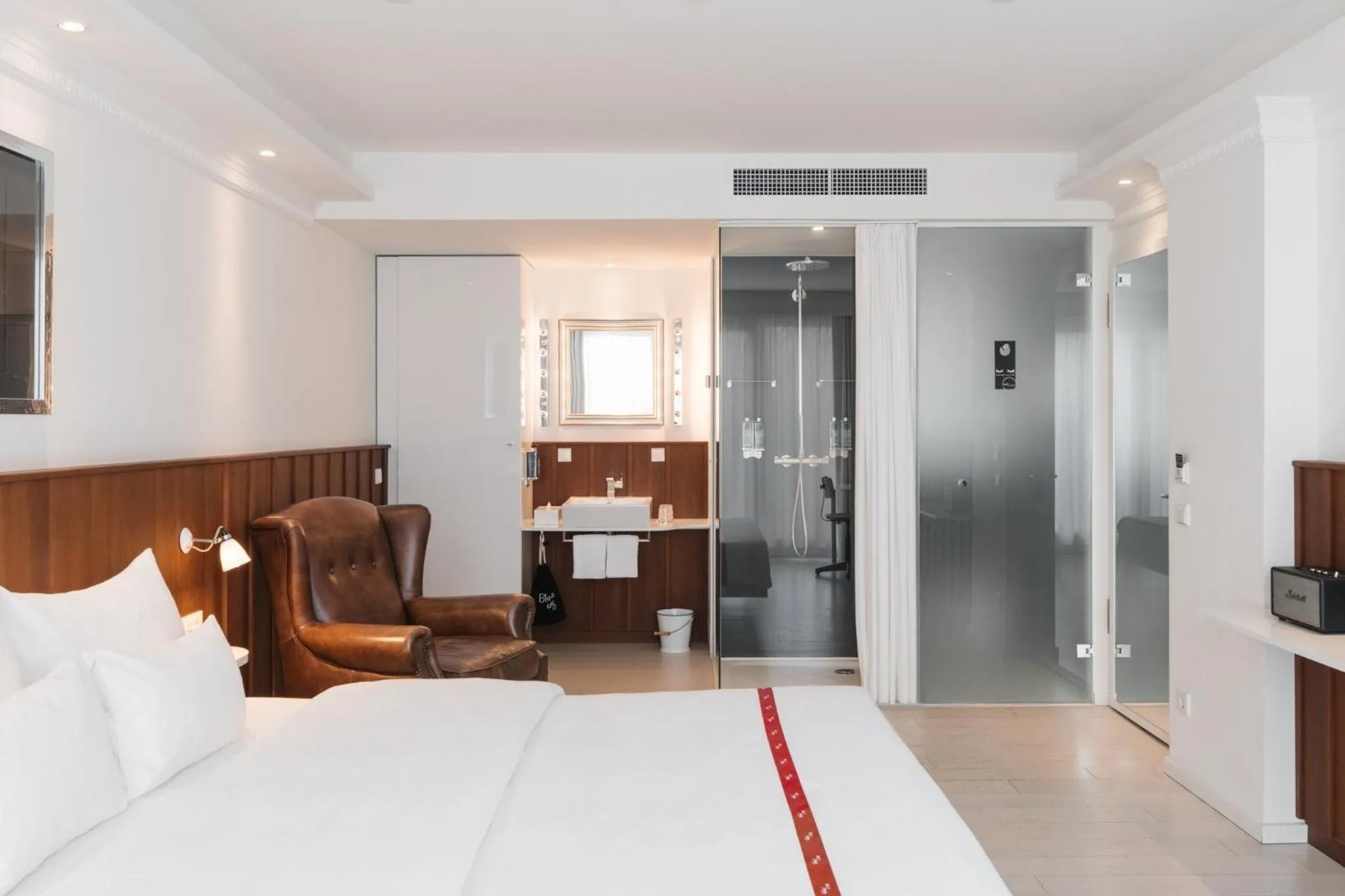 Bathroom, Bed in Ruby Sofie Hotel Vienna