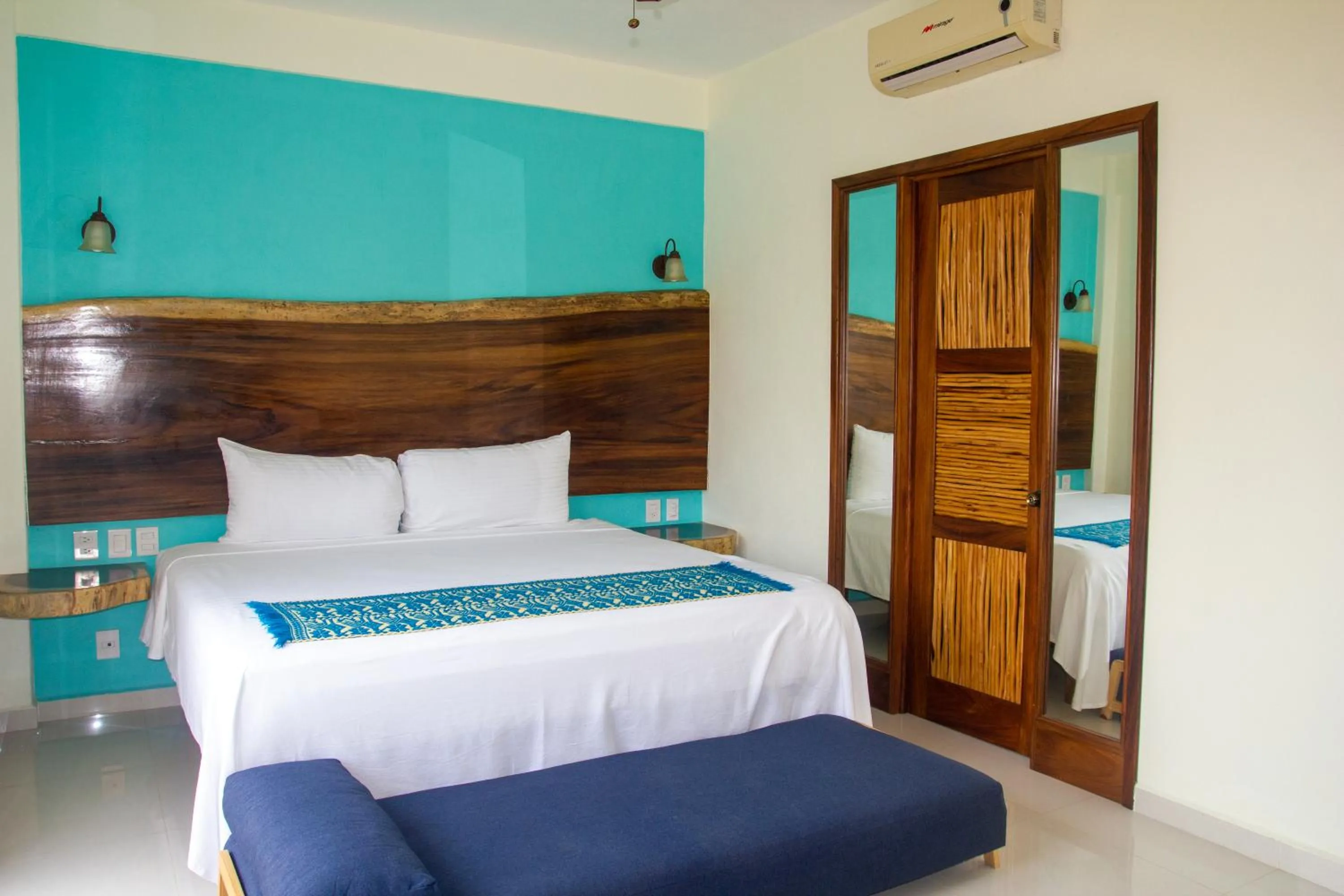 Photo of the whole room, Bed in Hotel Happy Beach