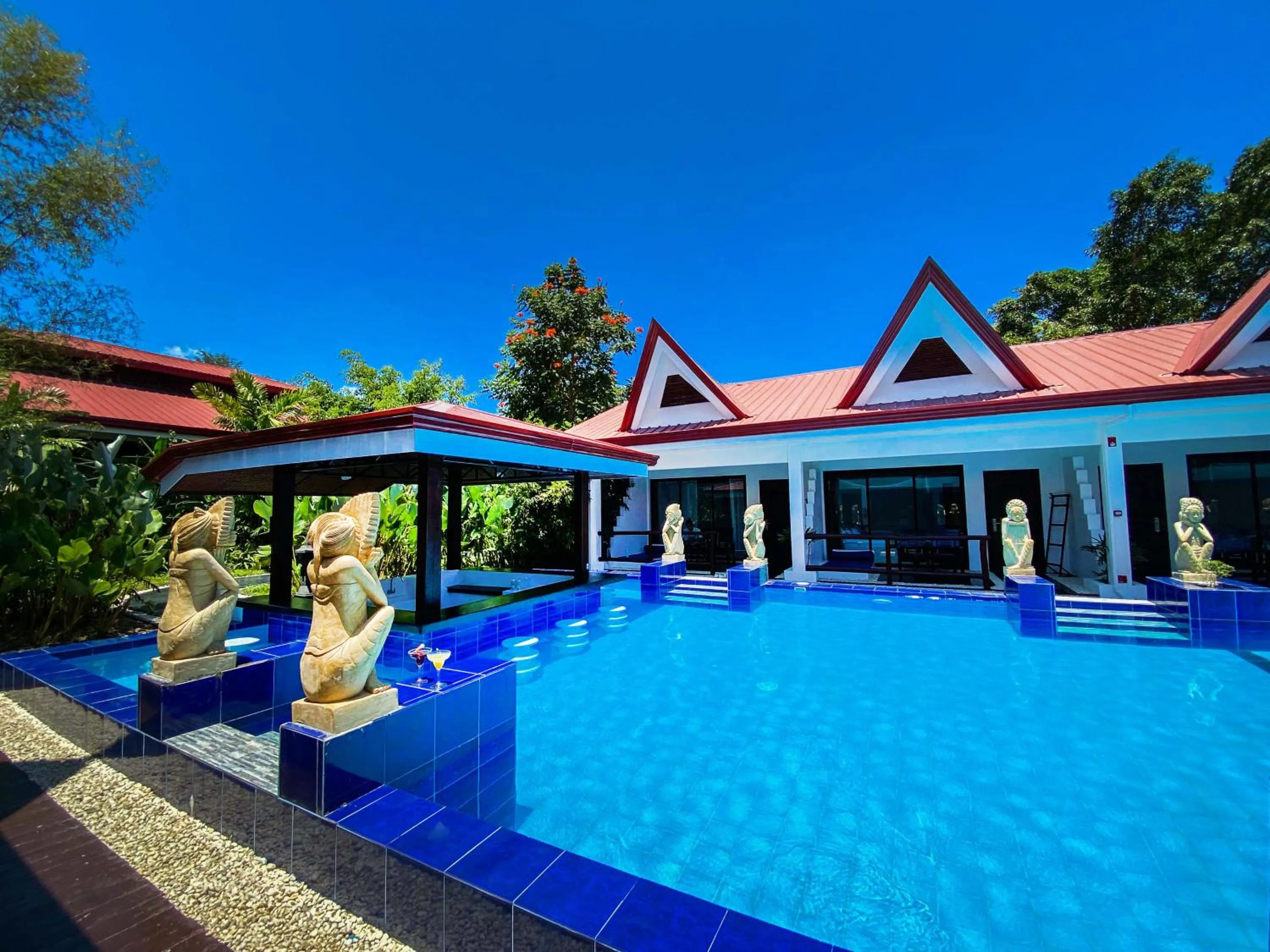 Swimming pool in Carpe Diem Villas & Resort Dive & Stay resort