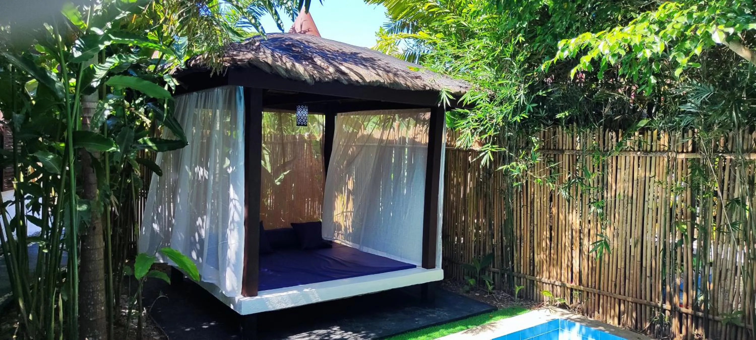 Swimming pool in Carpe Diem Villas & Resort Dive & Stay resort