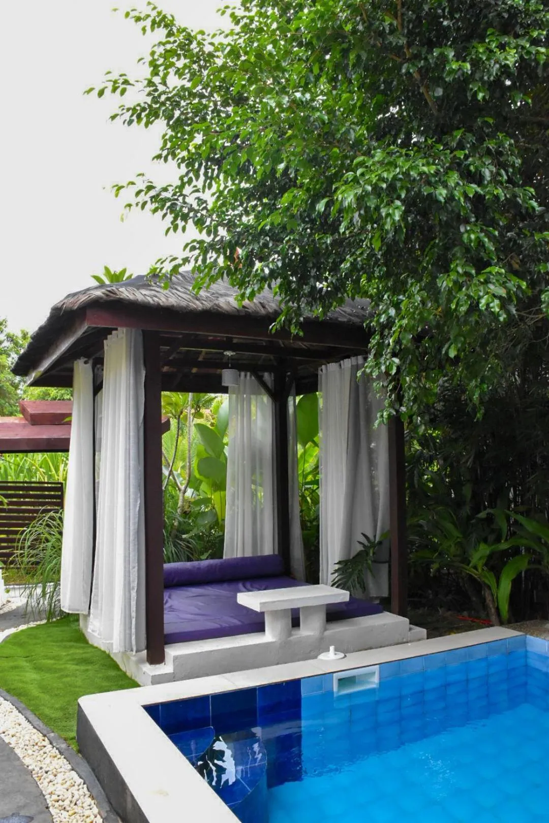 Swimming pool in Carpe Diem Villas & Resort Dive & Stay resort