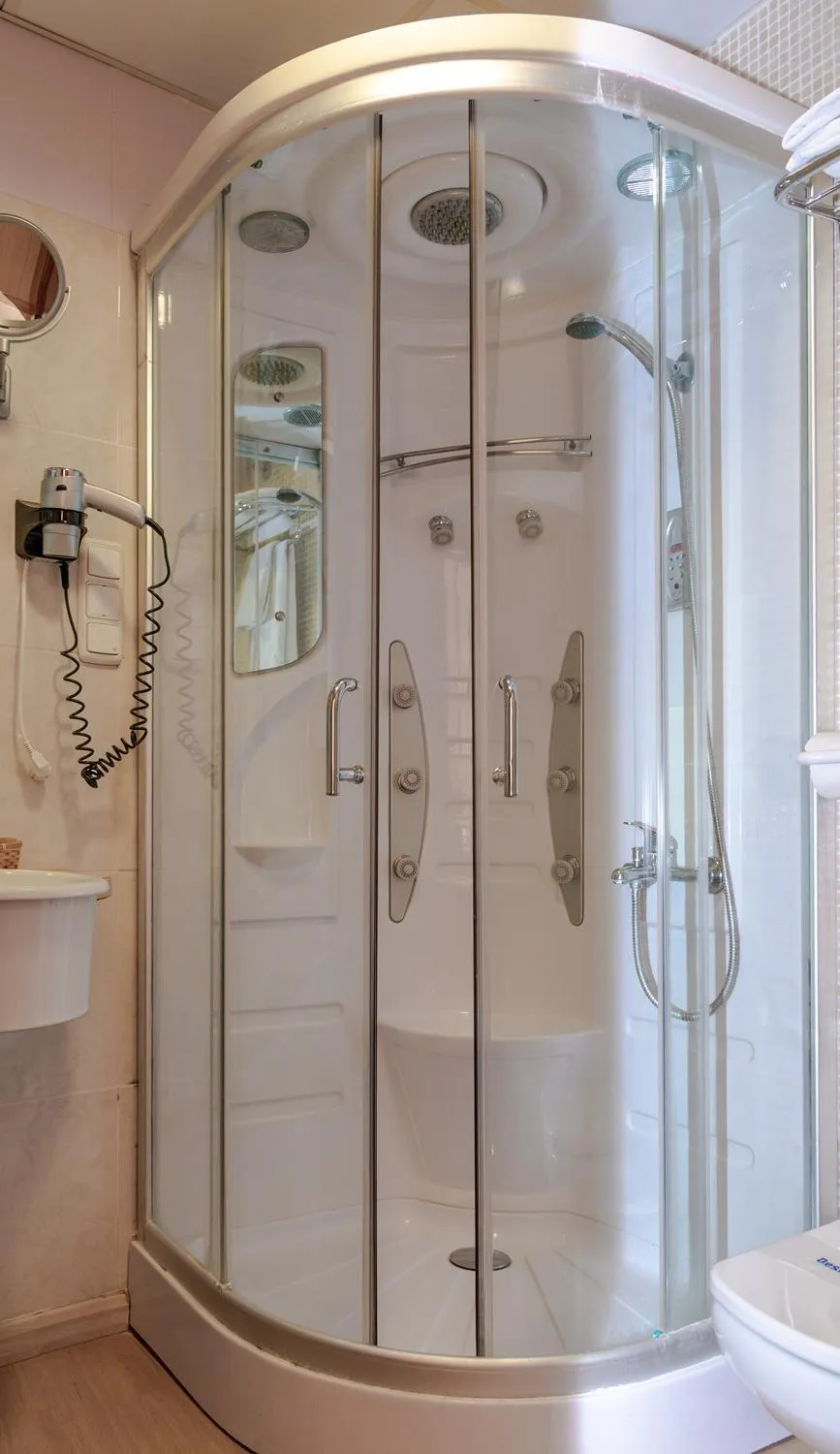 Shower in Hotel Tibur