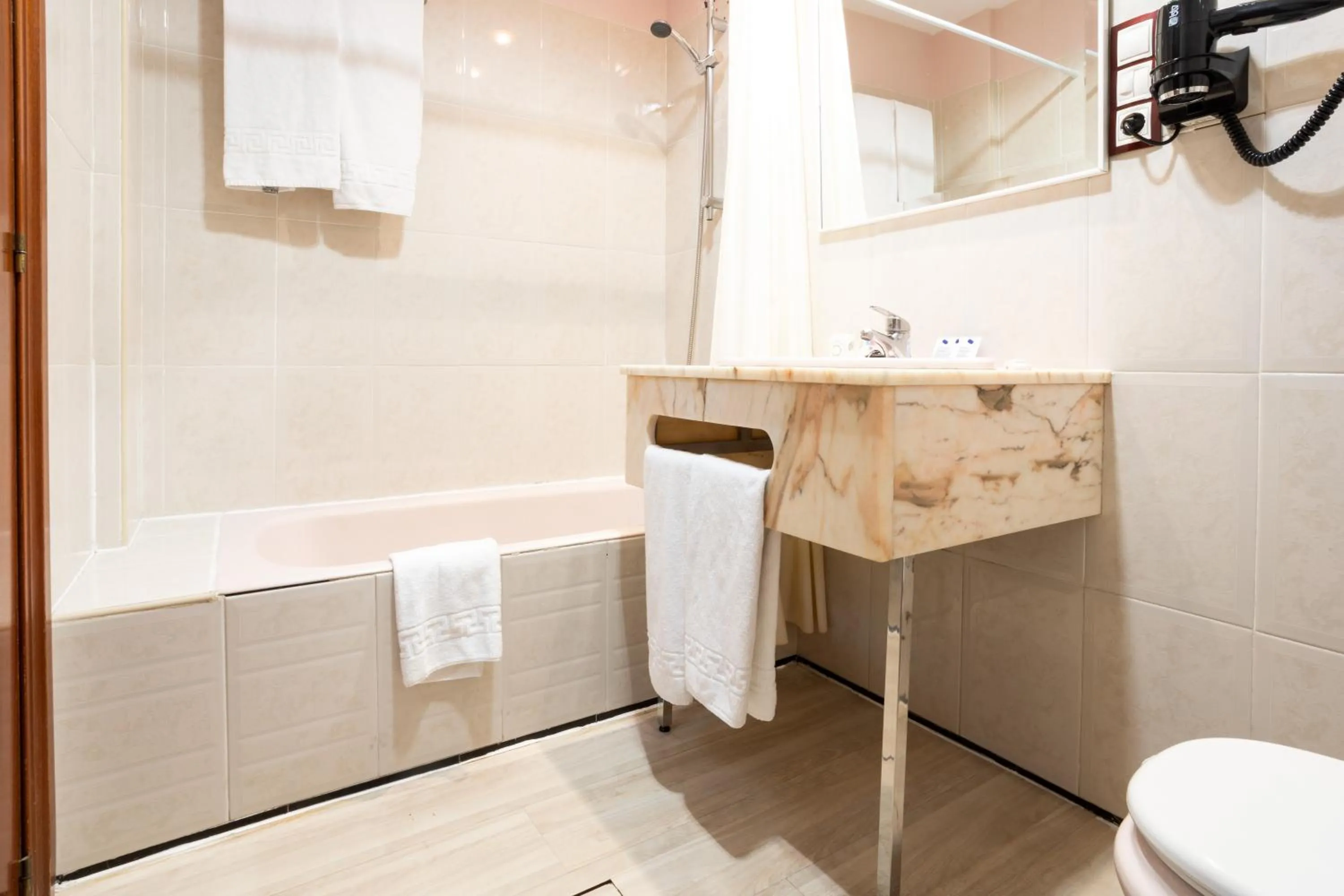 Bathroom in Hotel Tibur