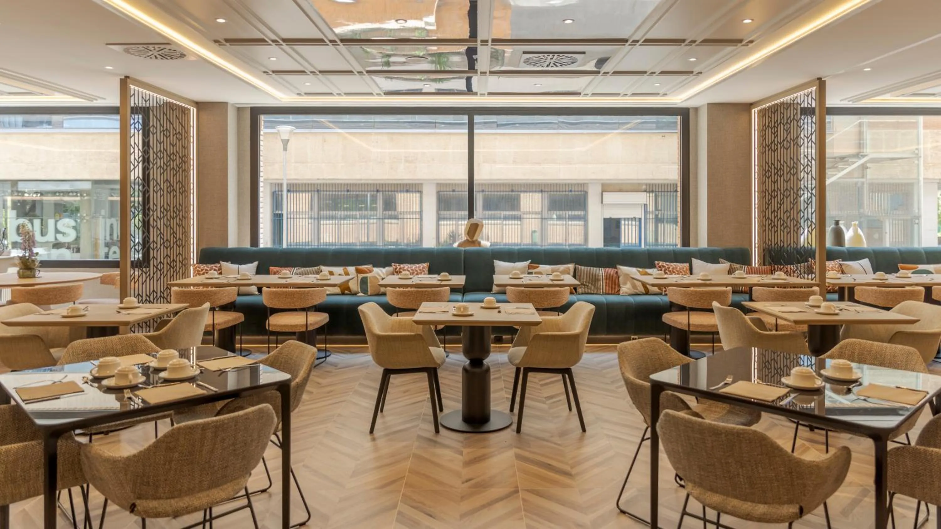 Dining area in Ilunion Romareda