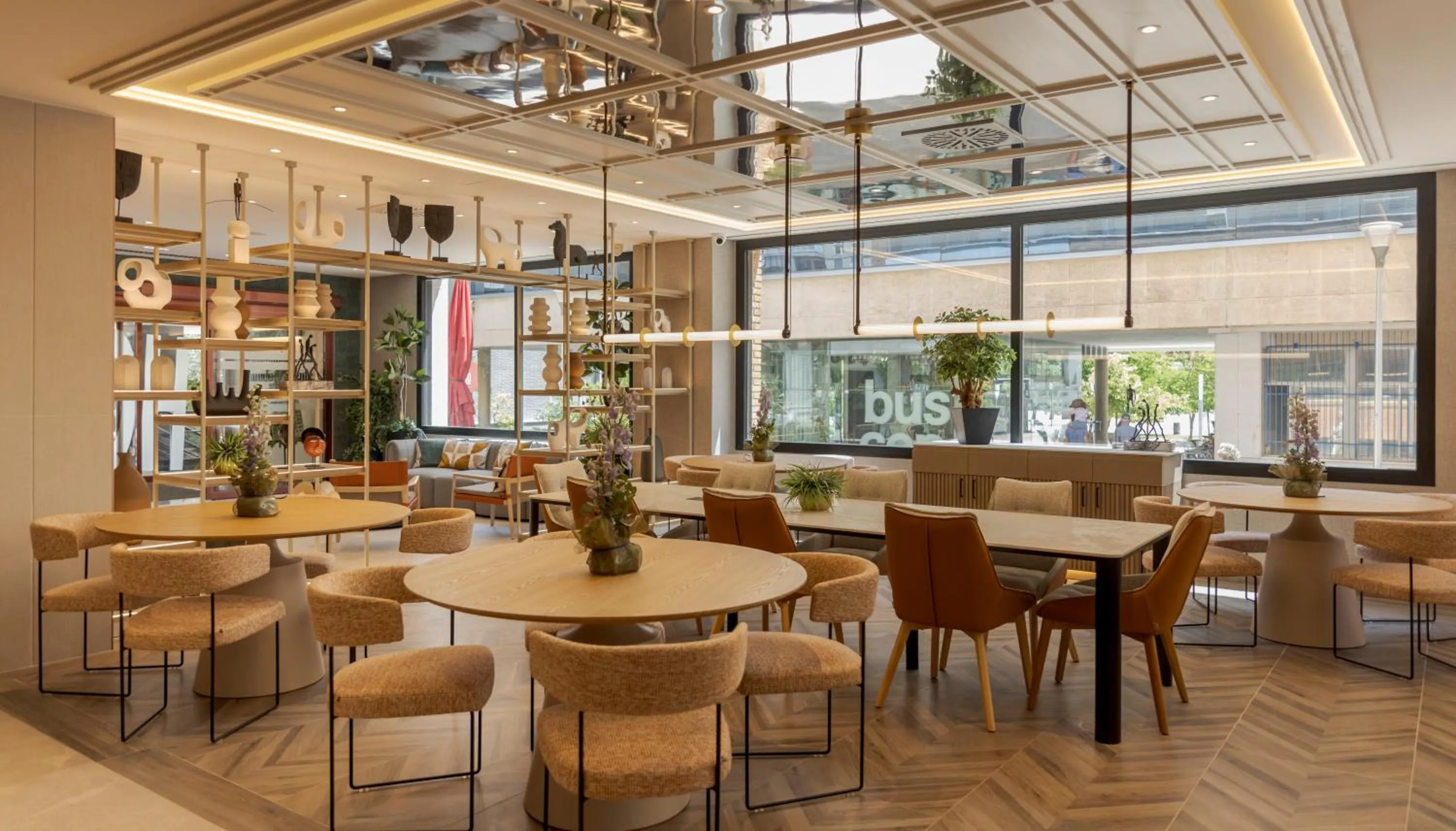 Lobby or reception in Ilunion Romareda