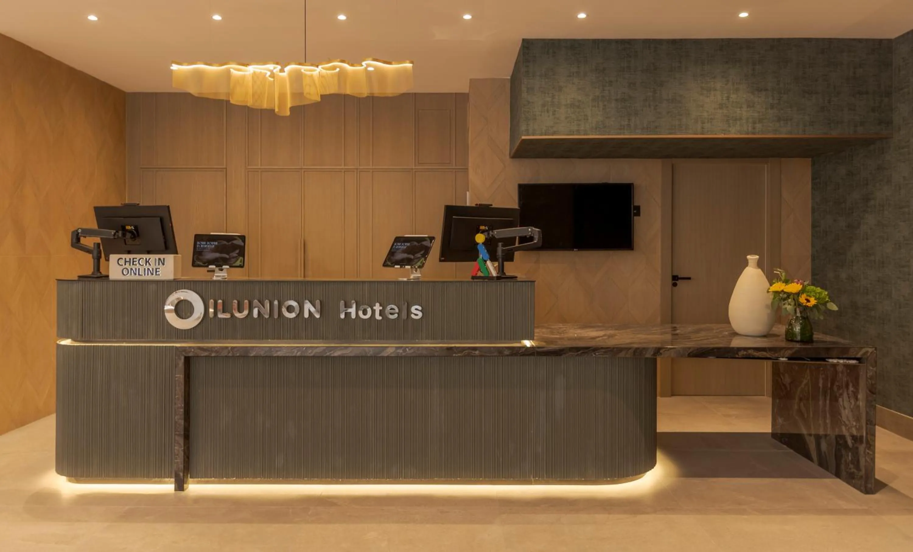 Lobby or reception in Ilunion Romareda