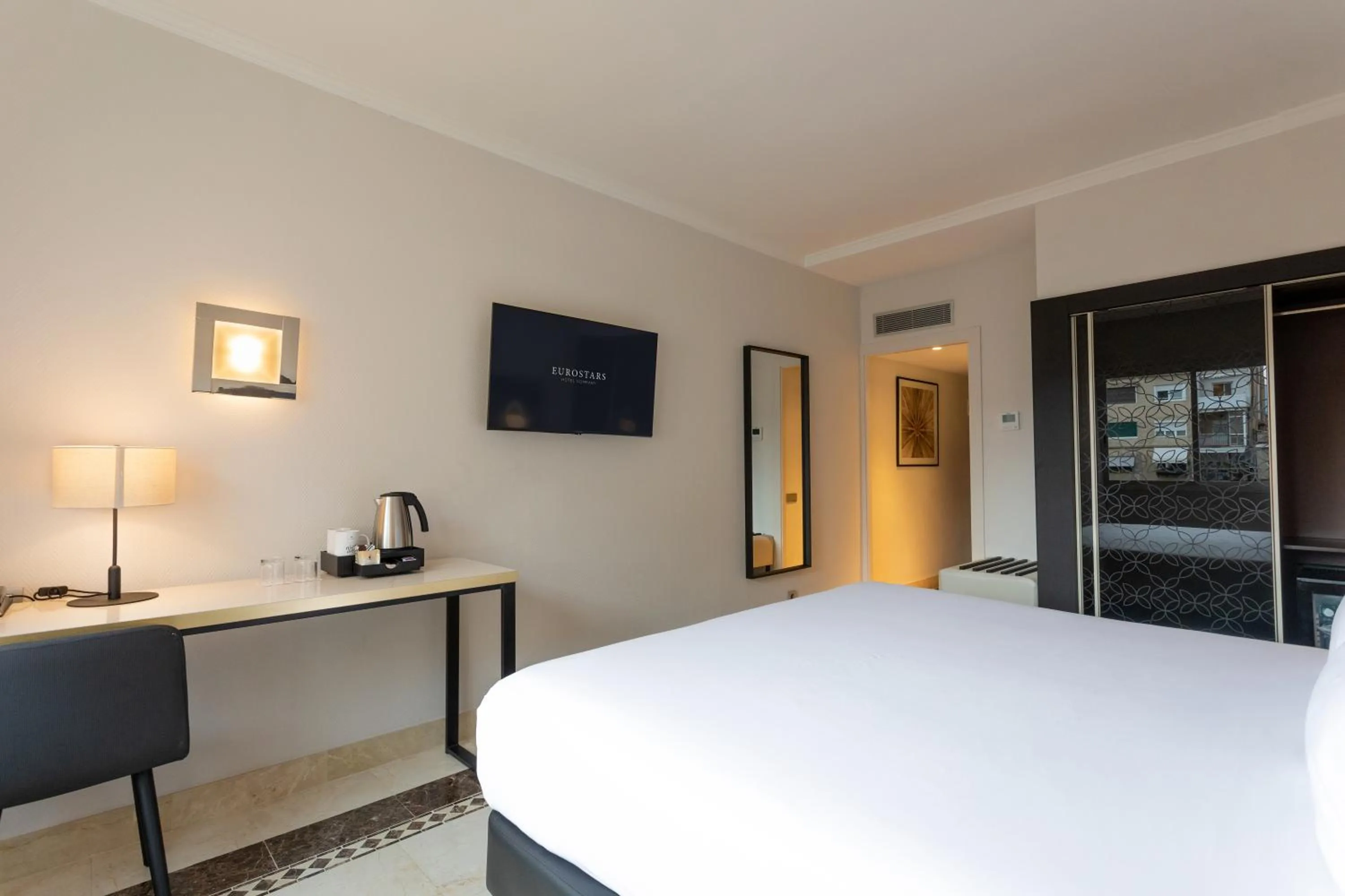 Bed in Eurostars Cristal Palace