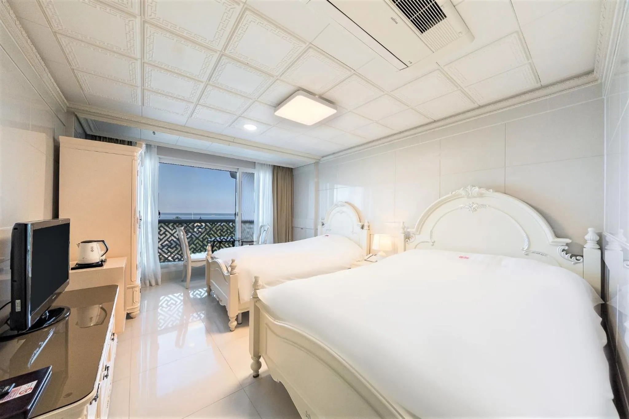 Bed in Donghae Medical Spa Convention Hotel