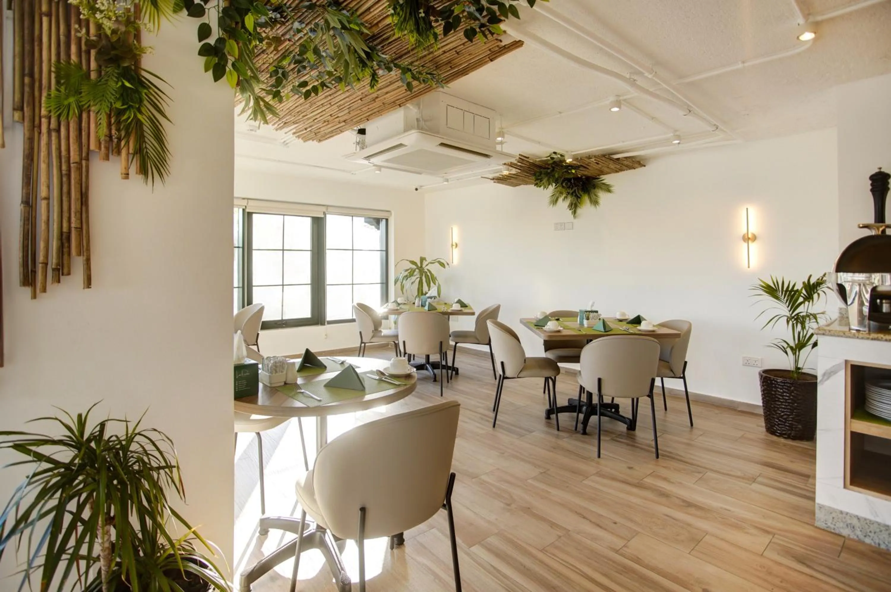 Restaurant/places to eat in Bratus Hotel