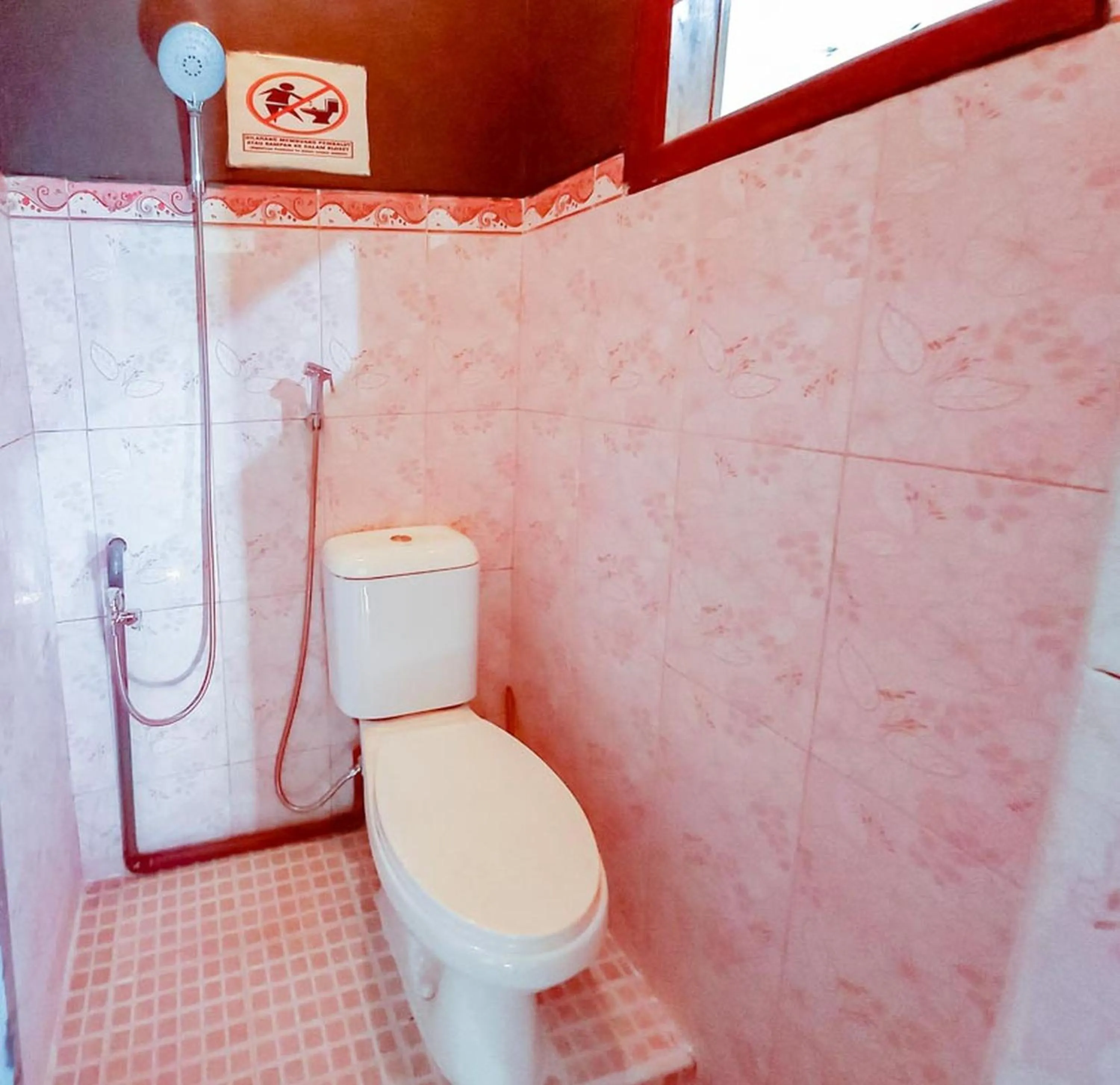 Bathroom in Hotel Gerung 2 near Luwes Mall Nganjuk Mitra RedDoorz