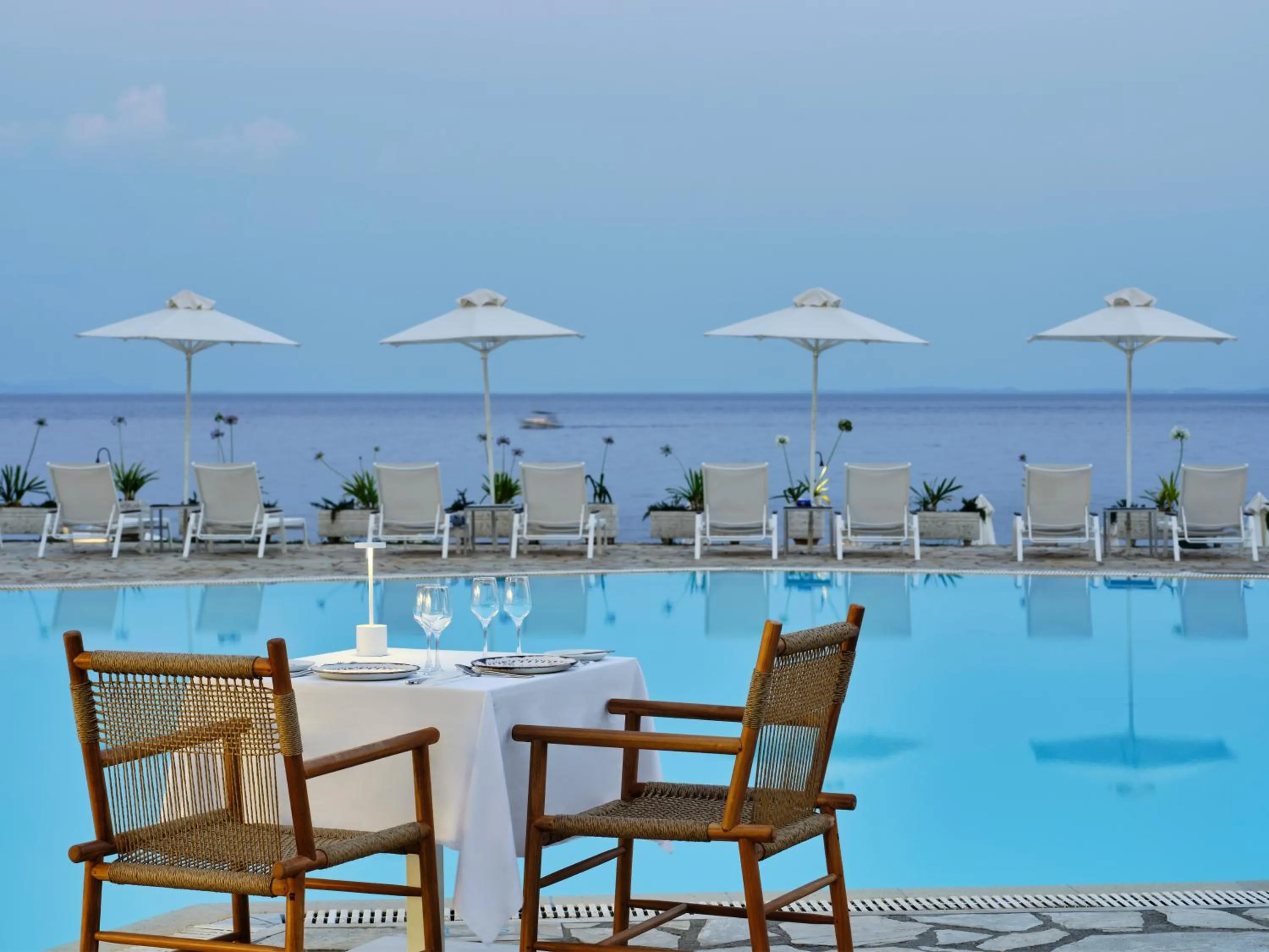 Food and drinks in Atlantica Nissaki Beach - Adults Only